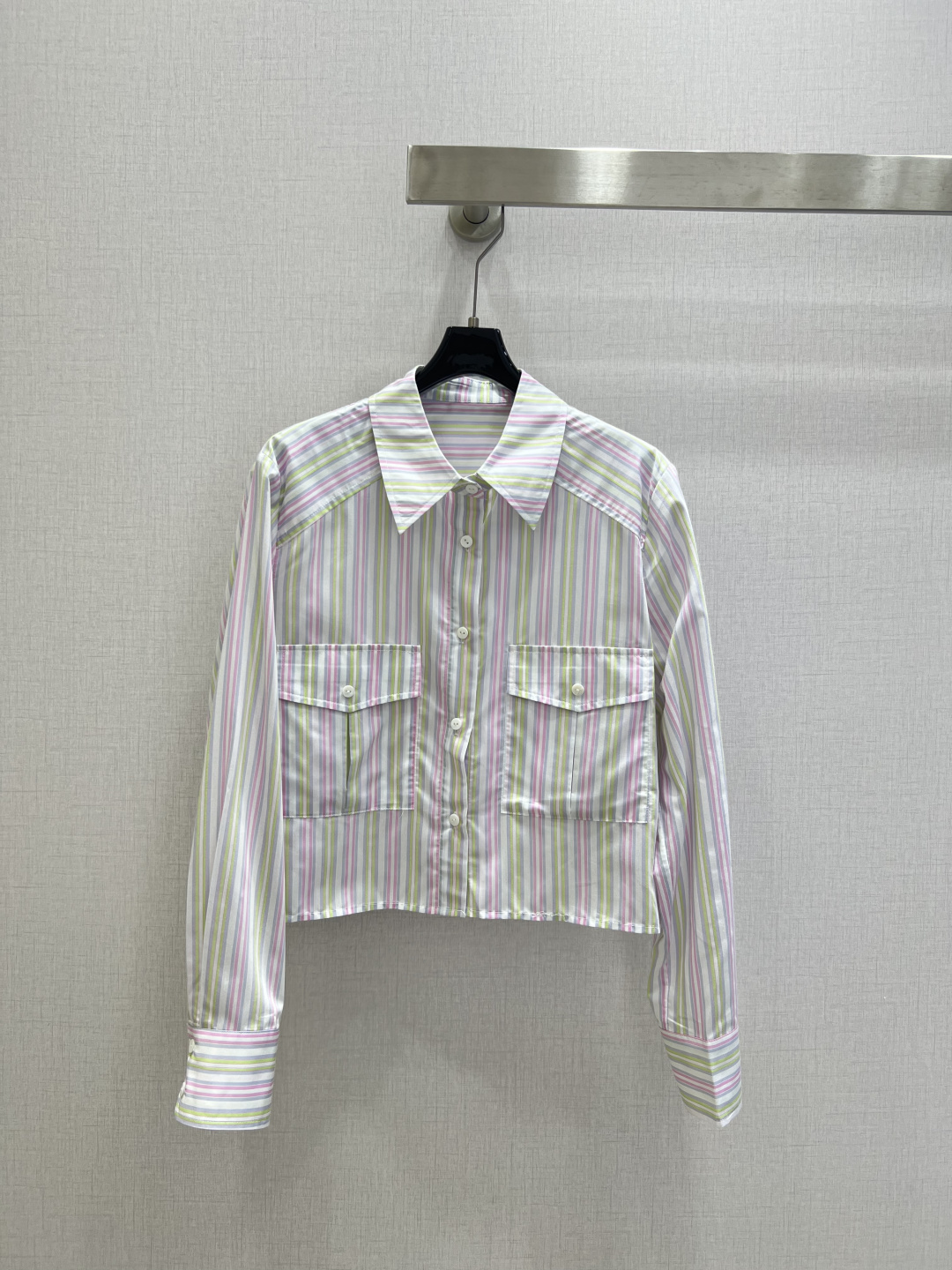 NO:739014,Highly recommended 26 early spring new contrast striped shirt, exquisite and everyday, easy to control!  The texture is great!  Age reduction, fashion, casual girly feel, one color SML code, high quality ABC, shirts,19860909强烈推荐 26早春新款 撞色条纹衬衫 精美又日常,轻松驾驭！质感棒棒哒！减龄 时尚 休闲少女感,一个色 SML码 高品质ABC,,shirts,,Women's clothing