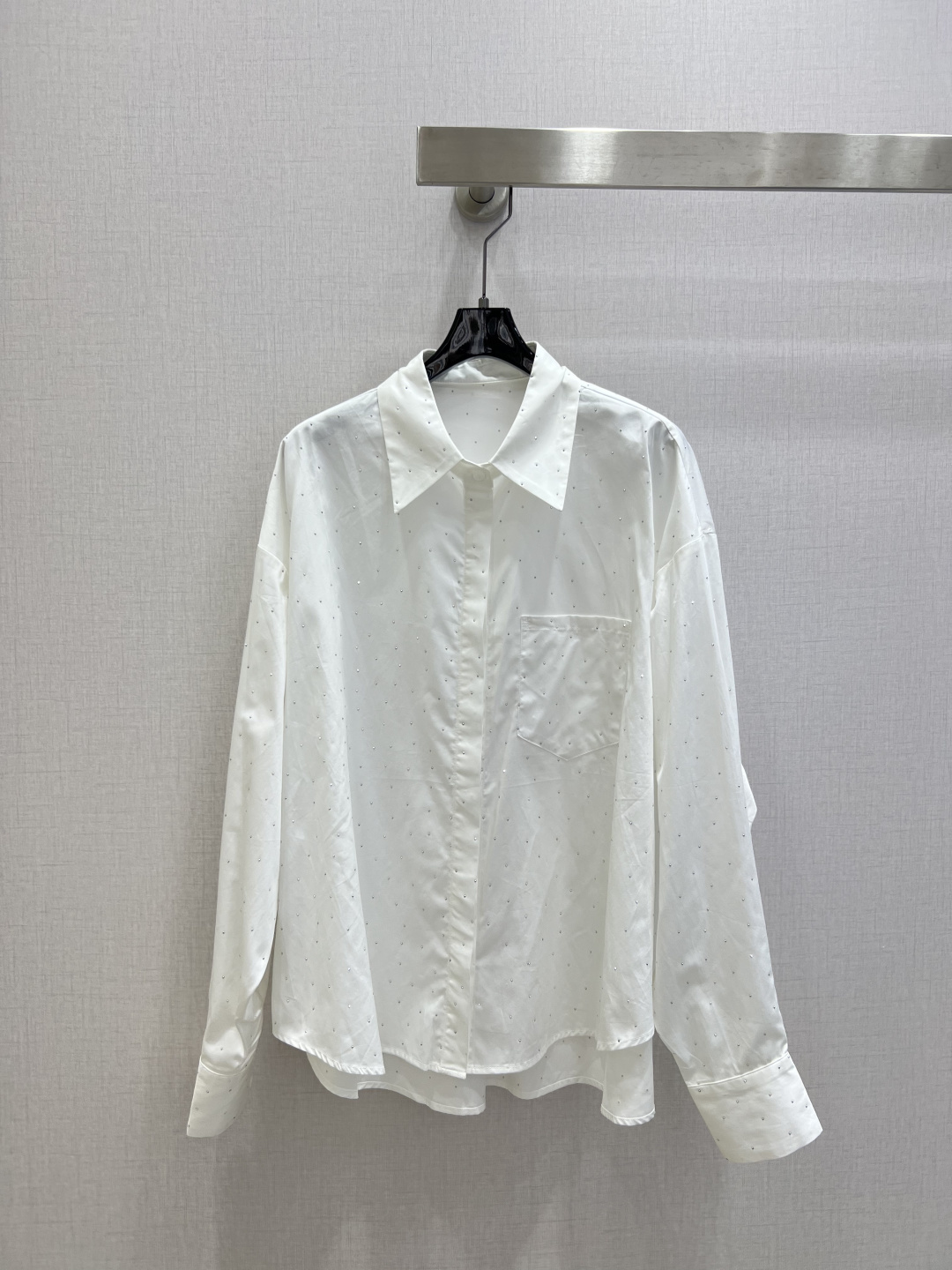 NO:739008,Highly recommended for the early spring of 26, the new embroidered lapel shirt is classic and stylish. It can be used perfectly in all kinds of styles ~ High-end ready-to-wear style, the details are so beautiful!  Exquisite and everyday, easy to control!  The texture is great!  Age reduction, fashion, casual girly feel, one color SML code, high quality ABC, shirts,19860909强烈推荐 26早春新款 烫钻翻领衬衫 经典又有型 各种都能完美驾驭～高级成衣做法,细节美到爆！精美又日常,轻松驾驭！质感棒棒哒！减龄 时尚 休闲少女感,一个色 SML码 高品质ABC,,shirts,,Women's clothing