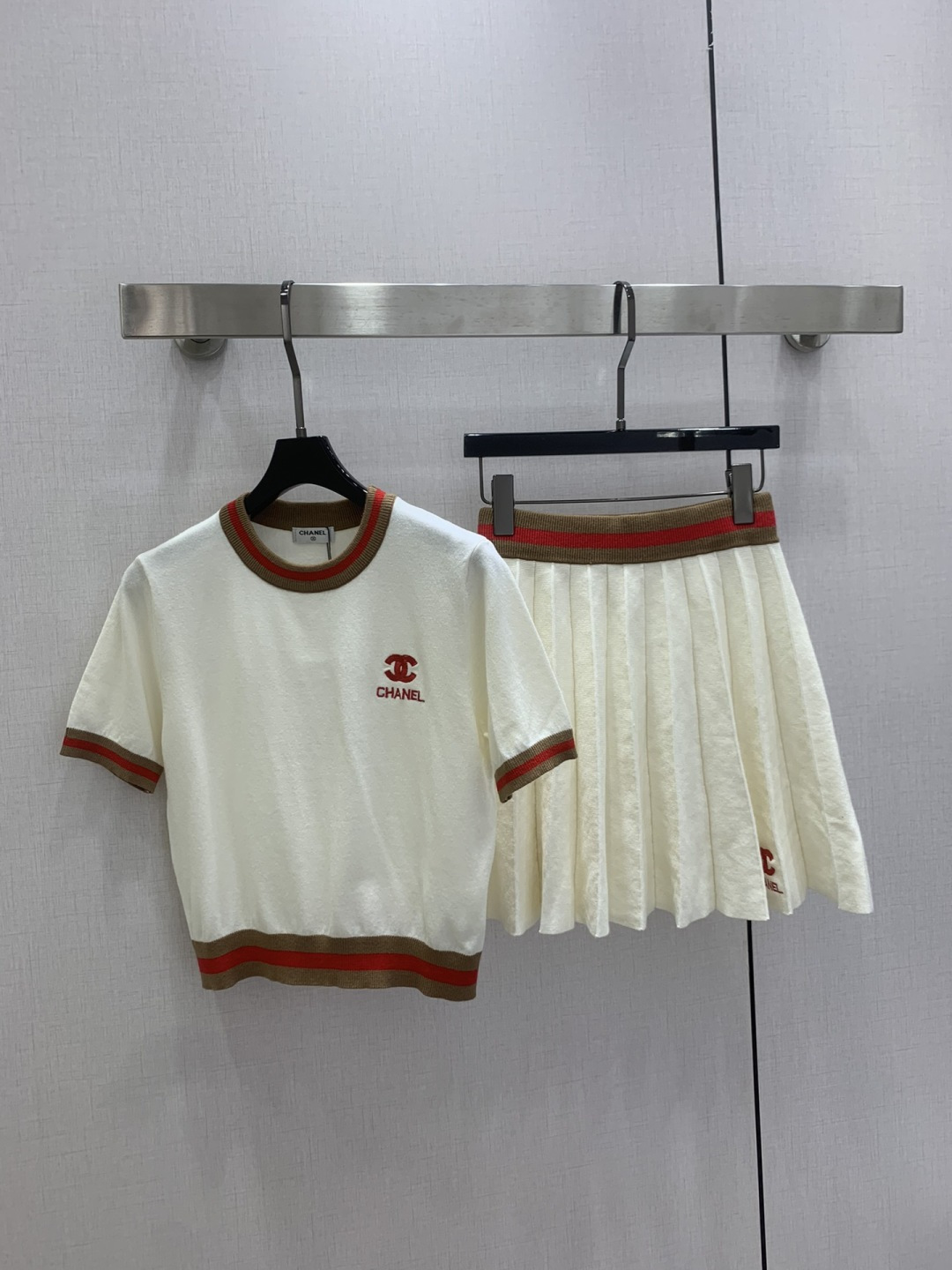 NO:740019,Highly recommended 26 early spring new style contrasting pleated skirt suit, wool, delicate and soft texture. Classic age-reducing item!  The pattern doesn’t make your upper body look slimmer!  A perfect item that Bai Fumei must buy. The texture is superb and the workmanship is perfect!  Grab the spot now and get the big orders!  Two colors SML code high quality ABC,,skirts,19860909强烈推荐 26早春新款 撞色百褶半裙套装 羊毛 质感细腻软糯.经典减龄单品！版型不挑人上身巨显瘦！白富美必收的完美单品.质感超赞完美做工品质！现货开抢 大单子甩过来！两个色 SML码 高品质ABC,,skirts,,Women's clothing