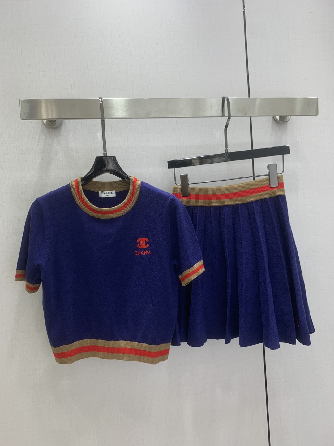 NO:740023,Highly recommended 26 early spring new style contrasting pleated skirt suit, wool, delicate and soft texture. Classic age-reducing item!  The pattern doesn’t make your upper body look slimmer!  A perfect item that Bai Fumei must buy. The texture is superb and the workmanship is perfect!  Grab the spot now and get the big orders!  Two colors SML code, high quality AB,,skirts,19860909强烈推荐 26早春新款 撞色百褶半裙套装 羊毛 质感细腻软糯.经典减龄单品！版型不挑人上身巨显瘦！白富美必收的完美单品.质感超赞完美做工品质！现货开抢 大单子甩过来！两个色 SML码 高品质AB,,skirts,,Women's clothing