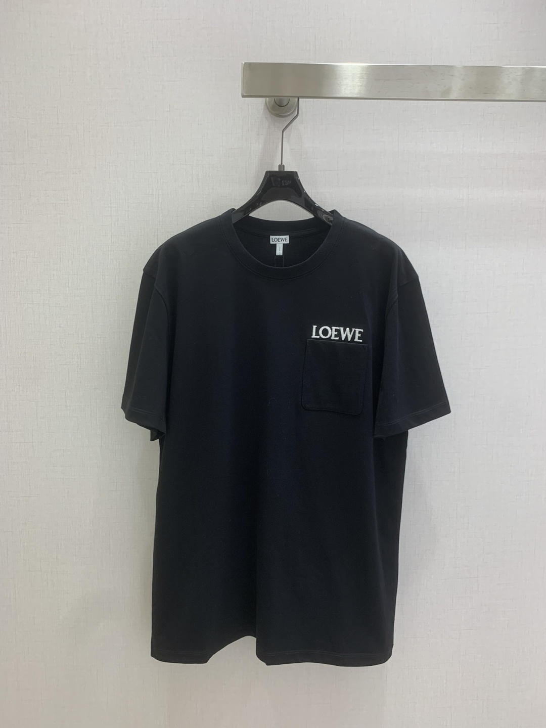 NO:740031,Highly recommended 26 early spring new letter pocket short-sleeved T-shirt, a classic age-reducing item!  The pattern doesn’t make your upper body look slimmer!  A perfect item that Bai Fumei must buy. The texture is superb and the workmanship is perfect!  Grab the spot now and get the big orders!  Two colors XSSML code high quality ABC,,T-shirt,tees,t-shirt,19860909强烈推荐 26早春新款 字母口袋短袖T恤 经典减龄单品！版型不挑人上身巨显瘦！白富美必收的完美单品.质感超赞完美做工品质！现货开抢 大单子甩过来！两个色 XSSML码 高品质ABC,,T-shirt,tees，t-shirt,,Women's clothing