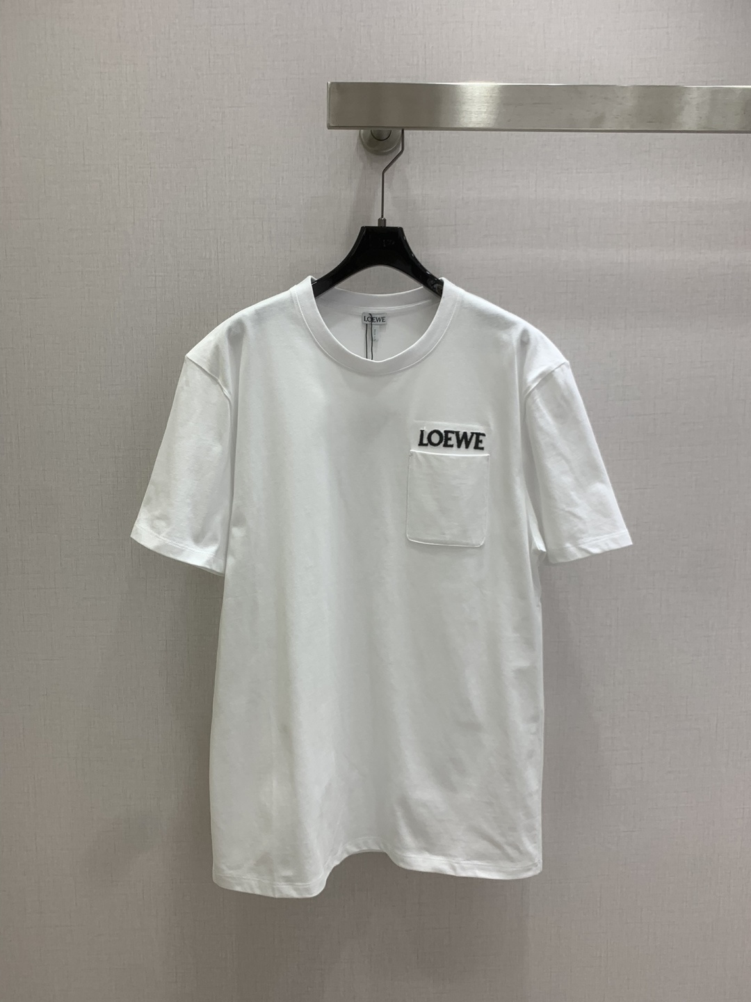 NO:740016,Highly recommended 26 early spring new letter pocket short-sleeved T-shirt, a classic age-reducing item!  The pattern doesn’t make your upper body look slimmer!  A perfect item that Bai Fumei must buy. The texture is superb and the workmanship is perfect!  Grab the spot now and get the big orders!  Two colors XSSML code high quality ABC,,T-shirt,tees,t-shirt,19860909强烈推荐 26早春新款 字母口袋短袖T恤 经典减龄单品！版型不挑人上身巨显瘦！白富美必收的完美单品.质感超赞完美做工品质！现货开抢 大单子甩过来！两个色 XSSML码 高品质ABC,,T-shirt,tees，t-shirt,,Women's clothing