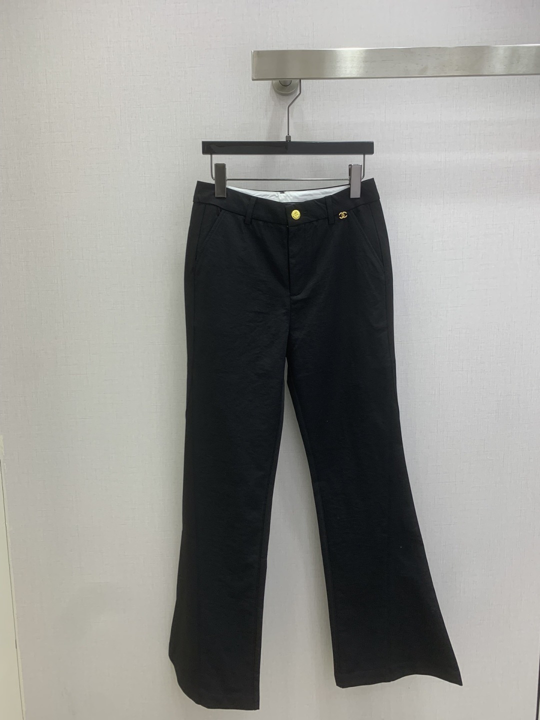 NO:749578,Highly recommended for the early spring of 26, the new model is the hardware double C boot-cut trousers. Fashionable and high-end tone. A must-have item for white and beautiful women. It is a versatile item. The classic boot-cut trousers make the upper body look slimmer. One color, SML code, high quality ABC,,19860909强烈推荐 26早春新款 五金双C西微喇长裤 时髦又高级的调调 白富美必入单品百搭神器 经典微喇裤型上身显瘦绝绝子 一个色 SML码 高品质ABC,,,Women's clothing