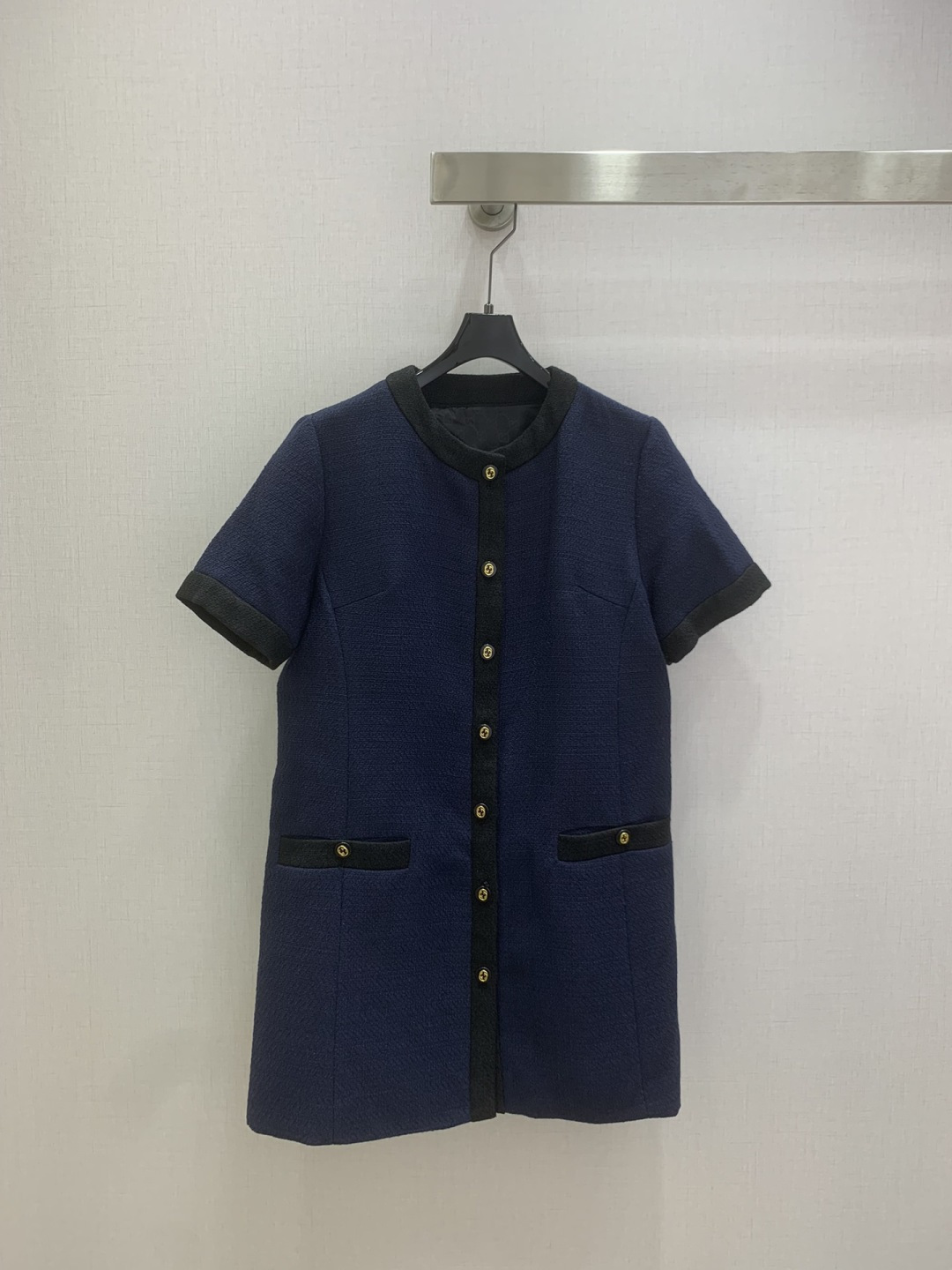 NO:740076,Highly recommended 26 early spring new model, round neck button short-sleeved dress, black hem design, single row of lettering buttons decoration, temperament style, one color, SML code, high quality ABC, skirts, T-shirt,19860909强烈推荐 26早春新款 圆领纽扣短袖连衣裙黑色拼边设计 单排刻字扣子装饰 气质款 一个色 SML码 高品质ABC,,skirts,T-shirt,,Women's clothing