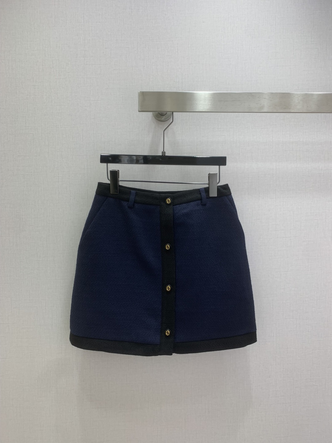 NO:740080,Highly recommended 26 early spring new style, contrasting color splicing skirt, black edge design, single row of engraved buttons, elegant style, one color, SML code, high quality ABC,,skirts,19860909强烈推荐 26早春新款 撞色拼接半裙 黑色拼边设计 单排刻字扣子装饰 气质款 一个色 SML码 高品质ABC,,skirts,,Women's clothing