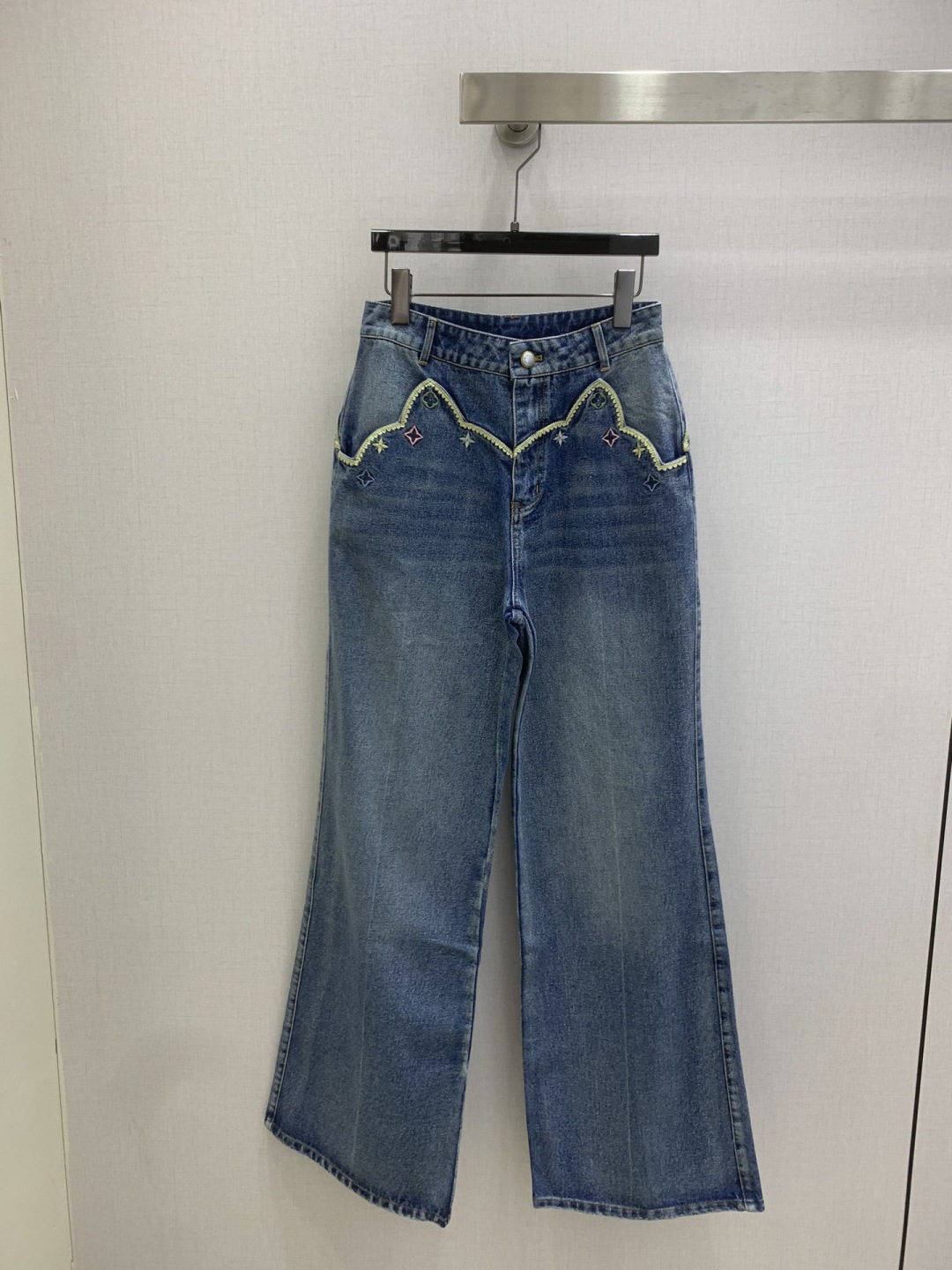 NO:740069,Highly recommended 26 early spring new style, irregular embroidered denim trousers, pattern embroidery decoration, gradient wash blue, fashionable and elegant, one color SML code, high quality ABC,,19860909强烈推荐 26早春新款 不规则刺绣牛仔长裤 图案刺绣装饰 渐变洗水蓝 时尚大方 一个色 SML码 高品质ABC,,,Women's clothing