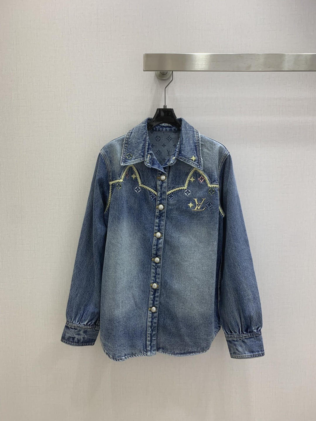 NO:740073,Highly recommended 26 early spring new style, irregular embroidered denim shirt jacket, pattern embroidery decoration, gradient wash blue, fashionable and elegant, one color SML code, high quality ABC,, jackets & coats, shirts,19860909强烈推荐 26早春新款 不规则刺绣牛仔衬衫外套 图案刺绣装饰 渐变洗水蓝 时尚大方 一个色 SML码 高品质ABC,,jackets & coats,shirts,,Women's clothing