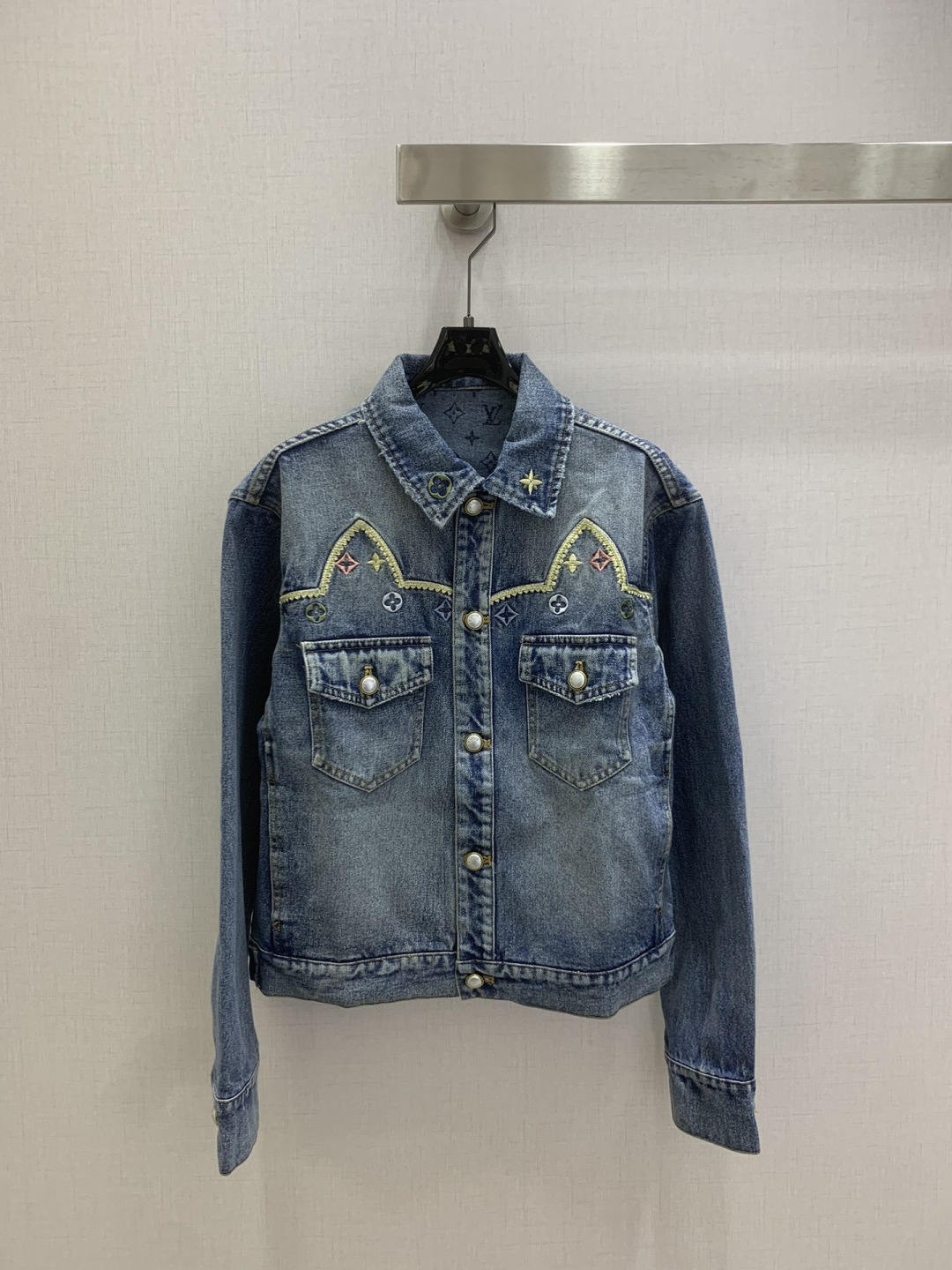 NO:740078,Highly recommended 26 early spring new style denim double pocket jacket, pattern embroidery decoration, gradient wash blue, fashionable and elegant, one color SML code, high quality ABC,,jackets & coats,jackets & coats,19860909强烈推荐 26早春新款 牛仔双口袋夹克外套 图案刺绣装饰 渐变洗水蓝 时尚大方 一个色 SML码 高品质ABC,,jackets & coats,jackets & coats,,Women's clothing