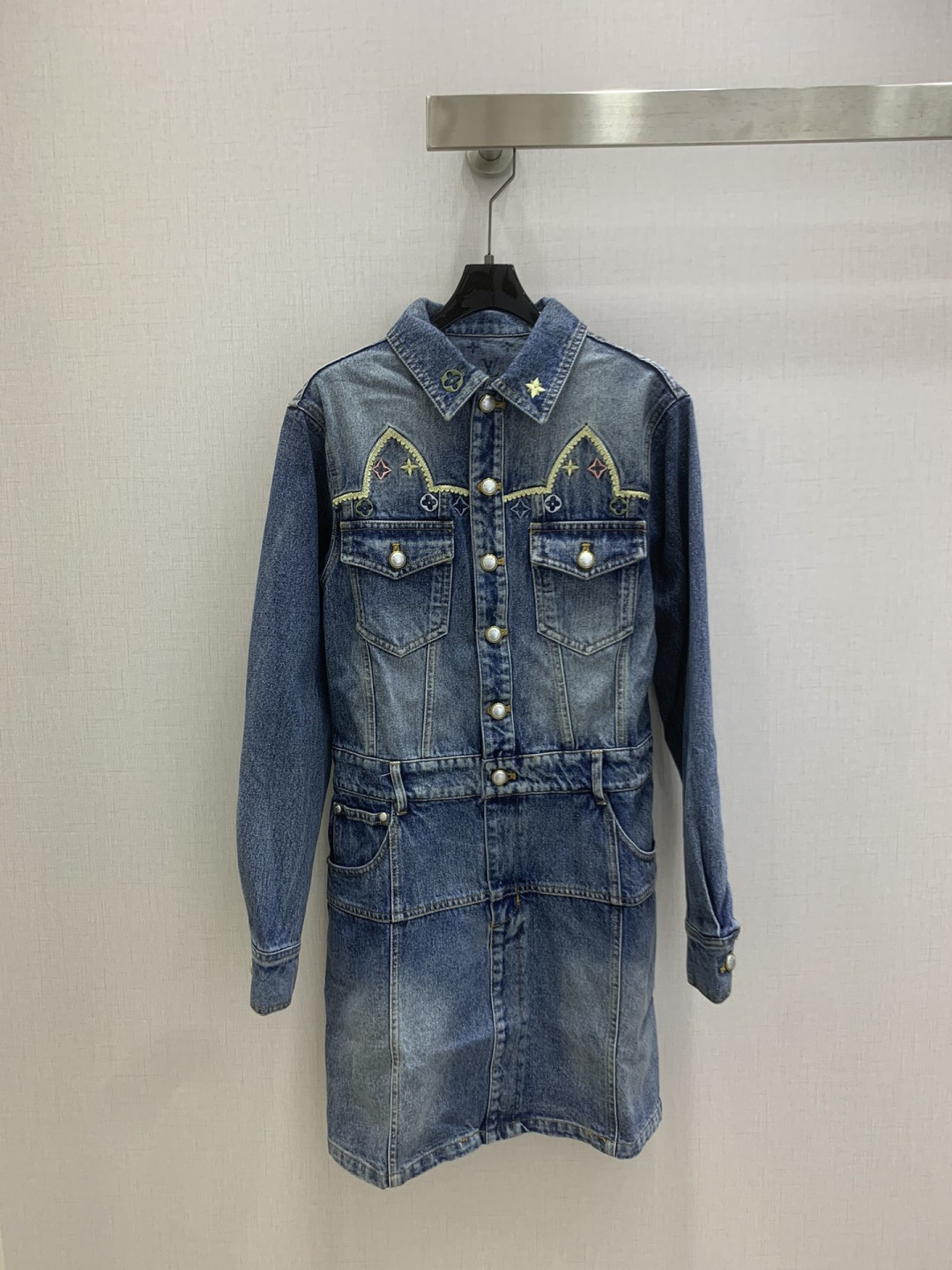 NO:740082,Highly recommended 26 early spring new model, irregular embroidery slim denim dress, pattern embroidery decoration, gradient wash blue, fashionable and elegant, one color SML code, high quality ABC,,skirts,19860909强烈推荐 26早春新款 不规则刺绣修身牛仔连衣裙 图案刺绣装饰 渐变洗水蓝 时尚大方 一个色 SML码 高品质ABC,,skirts,,Women's clothing