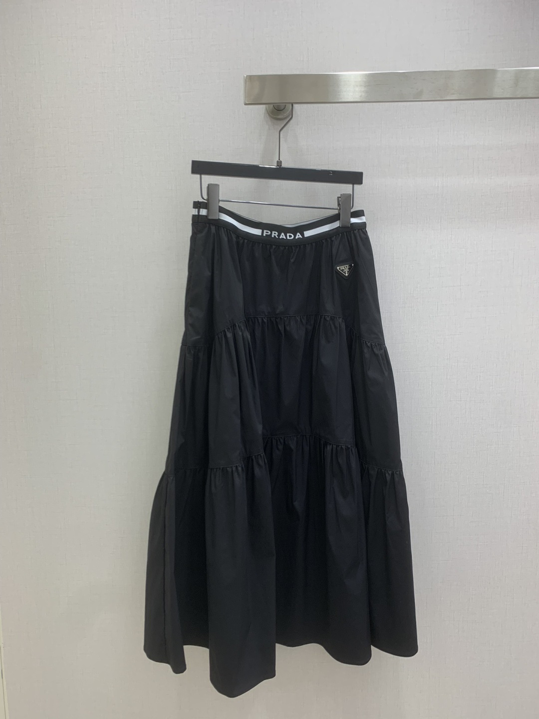 NO:740083,Highly recommended 26th early spring new product. Ribbon pleated long skirt. Pleated to hide the flesh and make the legs slimmer and longer. The fabric hangs smoothly and is not easy to wrinkle. The light and elegant hem is full of design and highlights the brand charm. A pleated skirt can be matched with all the tops in the wardrobe to easily have a fashionable temperament. Two colors SML code. High quality ABC,,skirts,19860909强烈推荐 26早春新品 织带褶皱长半裙 压褶藏肉显瘦特显腿长 面料顺垂不易皱 轻盈飘逸下摆设计感十足 彰显品牌魅力 一条压褶裙搭配衣柜里所有上衣轻松拥有时髦的气质 两个色 SML码 高品质ABC,,skirts,,Women's clothing