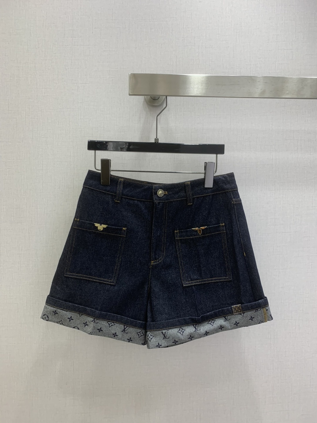 NO:740090,Highly recommend the new 26 early spring gold coin pocket denim shorts, produced in the high-end series ~ super fashionable new denim denim. The upper body is cool and sassy with a unique color tone. The texture is fine, the cotton feels natural, it has a muscular feel yet is soft, super beautiful!  The details and workmanship are super good, new products are in stock, one color SML code, high quality ABC, shorts,19860909强烈推荐 26早春新款 金币口袋牛仔短裤 ,高版系列出品~超时髦新款丹宁牛仔 个性色调上身又酷又飒爽 纹理细腻,棉感自然,既有筋骨感又不失柔软,超级漂亮！细节做工超级好,新品现货开抢 一个色 SML码 高品质ABC,,shorts,,Women's clothing