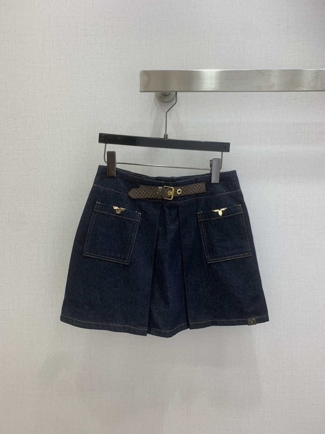 NO:740094,Highly recommended for early spring 26, gold coin pleated leather buckle denim skirt. Produced in the high-end series ~ Super fashionable new denim denim. The upper body is cool and sassy with a unique color tone. The texture is delicate and the cotton feels natural. It has a muscular yet soft feel. It is super beautiful!  The details and workmanship are super good, new products are in stock, one color SML code, high quality ABC, skirts,19860909强烈推荐 26早春新款 金币压褶皮扣牛仔半裙 高版系列出品~超时髦新款丹宁牛仔 个性色调上身又酷又飒爽 纹理细腻,棉感自然,既有筋骨感又不失柔软,超级漂亮！细节做工超级好,新品现货开抢 一个色 SML码 高品质ABC,,skirts,,Women's clothing