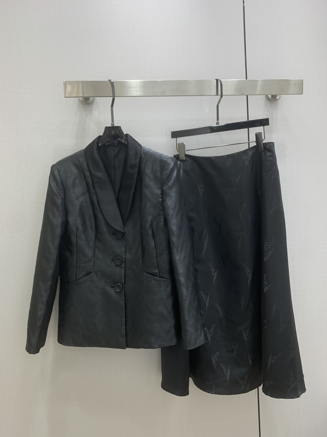 NO:740089,Highly recommended for the early spring of 26. Dark pattern slim fit suit jacket. The texture is very nice. It is fashionable and high-end. The color is super positive. The upper body looks white and slim. A classic series with its own beauty. The upper body is full of aura when walking. The length is just right. One color SMLXL code. High quality ABC, jackets & coats, business suit,19860909强烈推荐 26早春新款 暗纹修身西装外套 质感很奈斯 时髦又高级 颜色超级正 上身显白又显瘦 自带美感的经典系列 走路都带风上身气场全开 长度恰到好处 一个色 SMLXL码 高品质ABC,,jackets & coats,business suit,,Women's clothing