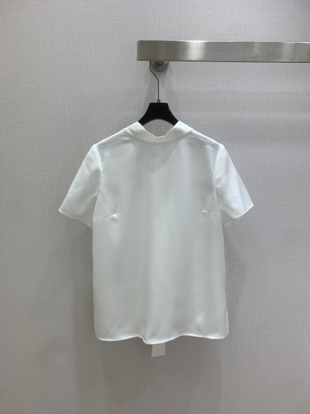 NO:740093,Highly recommended 26 early spring new style, lace-up short-sleeved top. The texture is very nice. It is fashionable and high-end. The color is super positive. The upper body looks white and slim. A classic series with its own beauty. The upper body is full of aura when walking. The length is just right. Two colors. SMLXL code. High quality ABC, T-shirt.19860909强烈推荐 26早春新款 系带短袖上衣 质感很奈斯 时髦又高级 颜色超级正 上身显白又显瘦 自带美感的经典系列 走路都带风上身气场全开 长度恰到好处 两个色 SMLXL码 高品质ABC,,T-shirt,,Women's clothing
