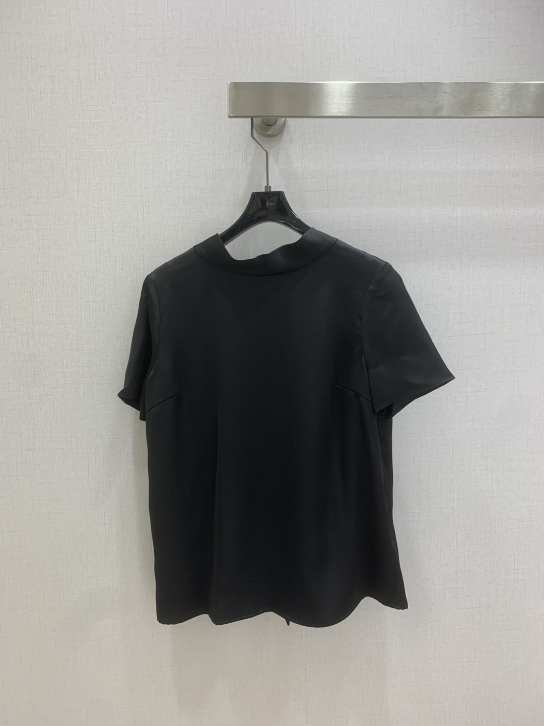 NO:740097,Highly recommended 26 early spring new style, lace-up short-sleeved top. The texture is very nice. It is fashionable and high-end. The color is super positive. The upper body looks white and slim. A classic series with its own beauty. The upper body is full of aura when walking. The length is just right. Two colors. SMLXL code. High quality ABC, T-shirt.19860909强烈推荐 26早春新款 系带短袖上衣 质感很奈斯 时髦又高级 颜色超级正 上身显白又显瘦 自带美感的经典系列 走路都带风上身气场全开 长度恰到好处 两个色 SMLXL码 高品质ABC,,T-shirt,,Women's clothing