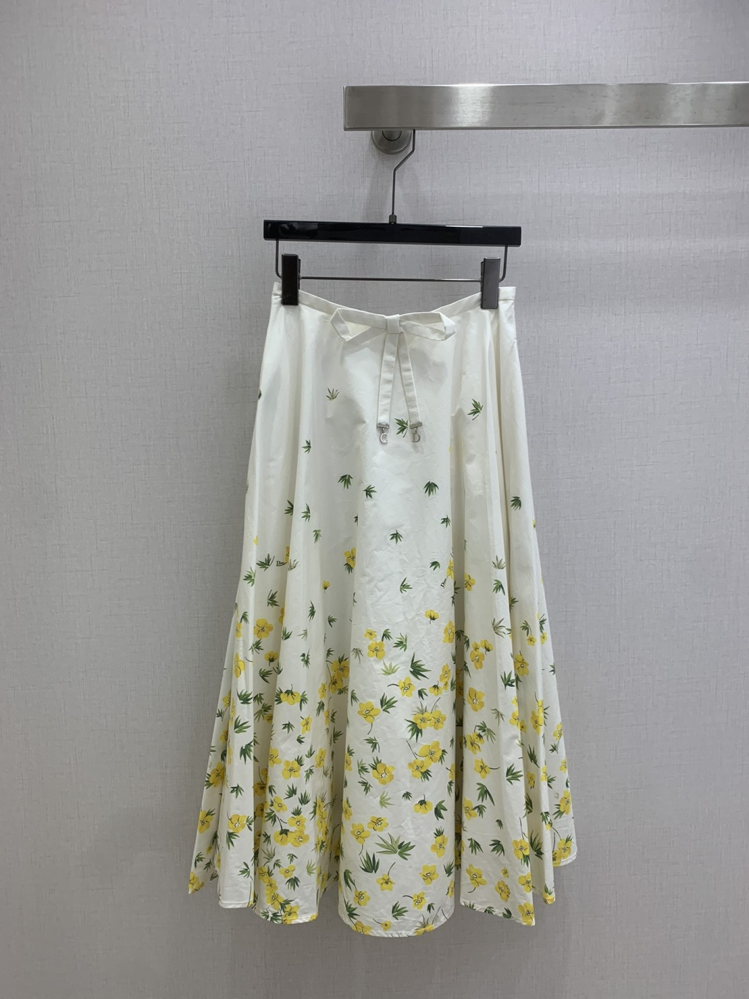 NO:740121,Highly recommended 26 early spring new style printed long skirt, the texture is very nice, fashionable and high-end, the color is super positive, the upper body looks white and slim, a classic series with its own beauty, the upper body is full of aura when walking, the length is just right, one color, SMLXL code, high quality ABC,,skirts,19860909强烈推荐 26早春新款 印花长半裙 质感很奈斯 时髦又高级 颜色超级正 上身显白又显瘦 自带美感的经典系列 走路都带风上身气场全开 长度恰到好处 一个色 SMLXL码 高品质ABC,,skirts,,Women's clothing