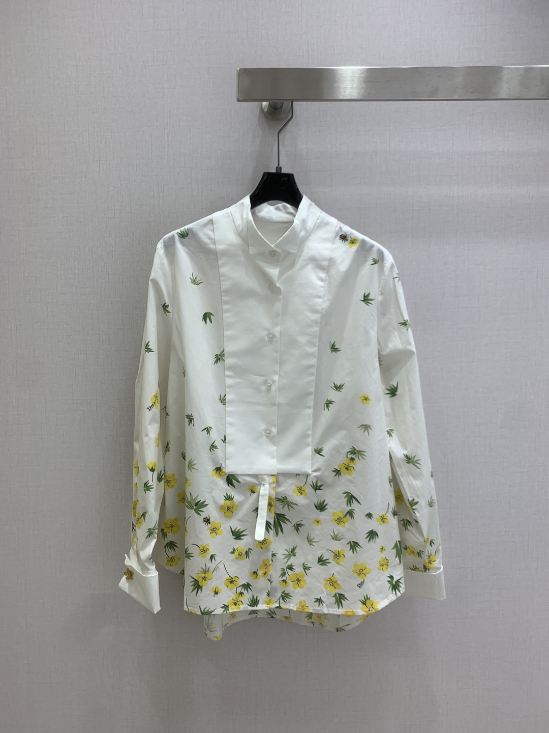 NO:740127,Highly recommended 26 early spring new style printed patchwork shirt. The texture is very nice. It is fashionable and high-end. The color is super positive. The upper body looks white and slim. It is a classic series with its own beauty. You can walk with wind and the upper body is full of aura. The length is just right. One color SMLXL code. High quality ABC, shirts,19860909强烈推荐 26早春新款 印花拼接衬衫 质感很奈斯 时髦又高级 颜色超级正 上身显白又显瘦 自带美感的经典系列 走路都带风上身气场全开 长度恰到好处 一个色 SMLXL码 高品质ABC,,shirts,,Women's clothing