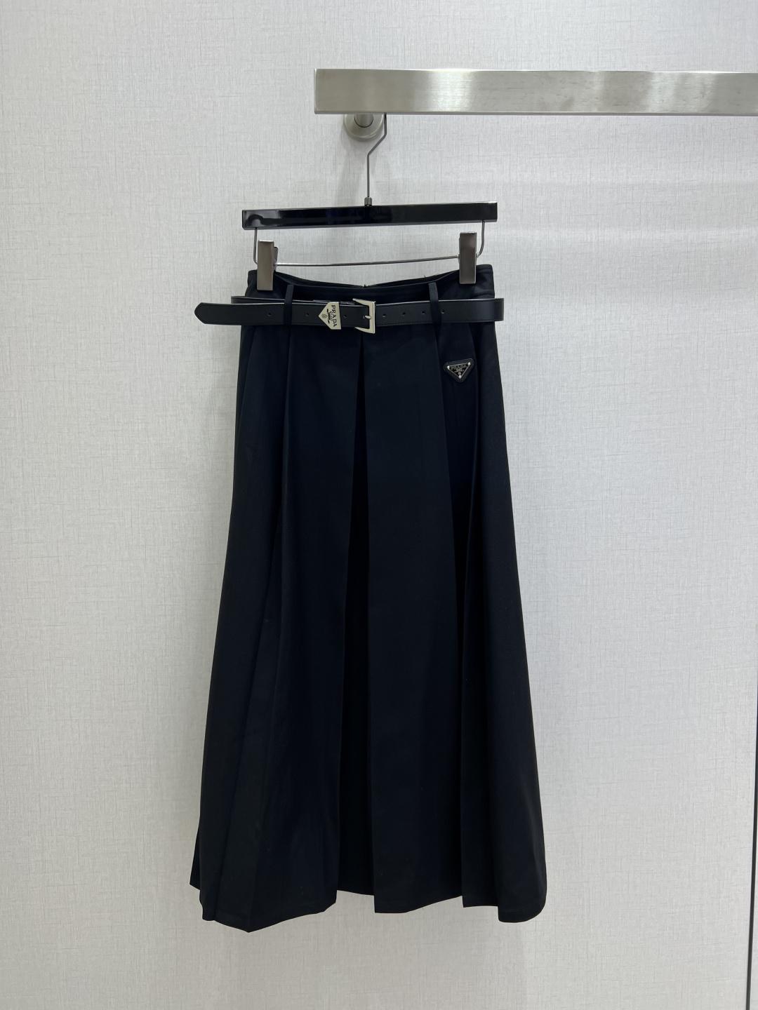 NO:740495,Highly recommended 26 early spring new belt pleated logo long skirt with belt!  Fashionable, low-key and luxurious!  The style is versatile and not picky, and the quality of workmanship depends on the details. A must-have for white, rich and beautiful women!  Two colors SML code high quality ABC,,skirts,19860909强烈推荐 26早春新款 腰带压褶徽标长半裙 配腰带！时髦低调气质又奢华高级！版型百搭不挑人,做工品质看细节.白富美必入！两个色 SML码 高品质ABC,,skirts,,Women's clothing