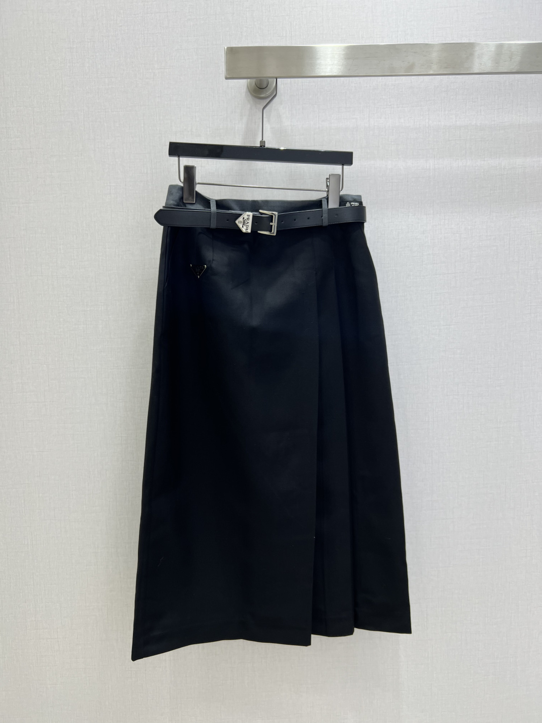 NO:740506,Highly recommended for the early spring of 26, the long skirt is pleated on the side of the belt. It is decorated with triangle marks. It is matched with a customized belt. The pleat design is on the side. The color-blocking decoration on the waistband is exquisite with small letters. The version is slim and versatile. Two colors. SML code. High quality ABC,,skirts,19860909强烈推荐 26早春新款 腰带侧边压褶长半裙 经三角标装饰 搭配定制腰带 侧边做压褶设计 腰头拼色装饰带有字母小标精致十足 版型显瘦百搭 两个色 SML码 高品质ABC,,skirts,,Women's clothing