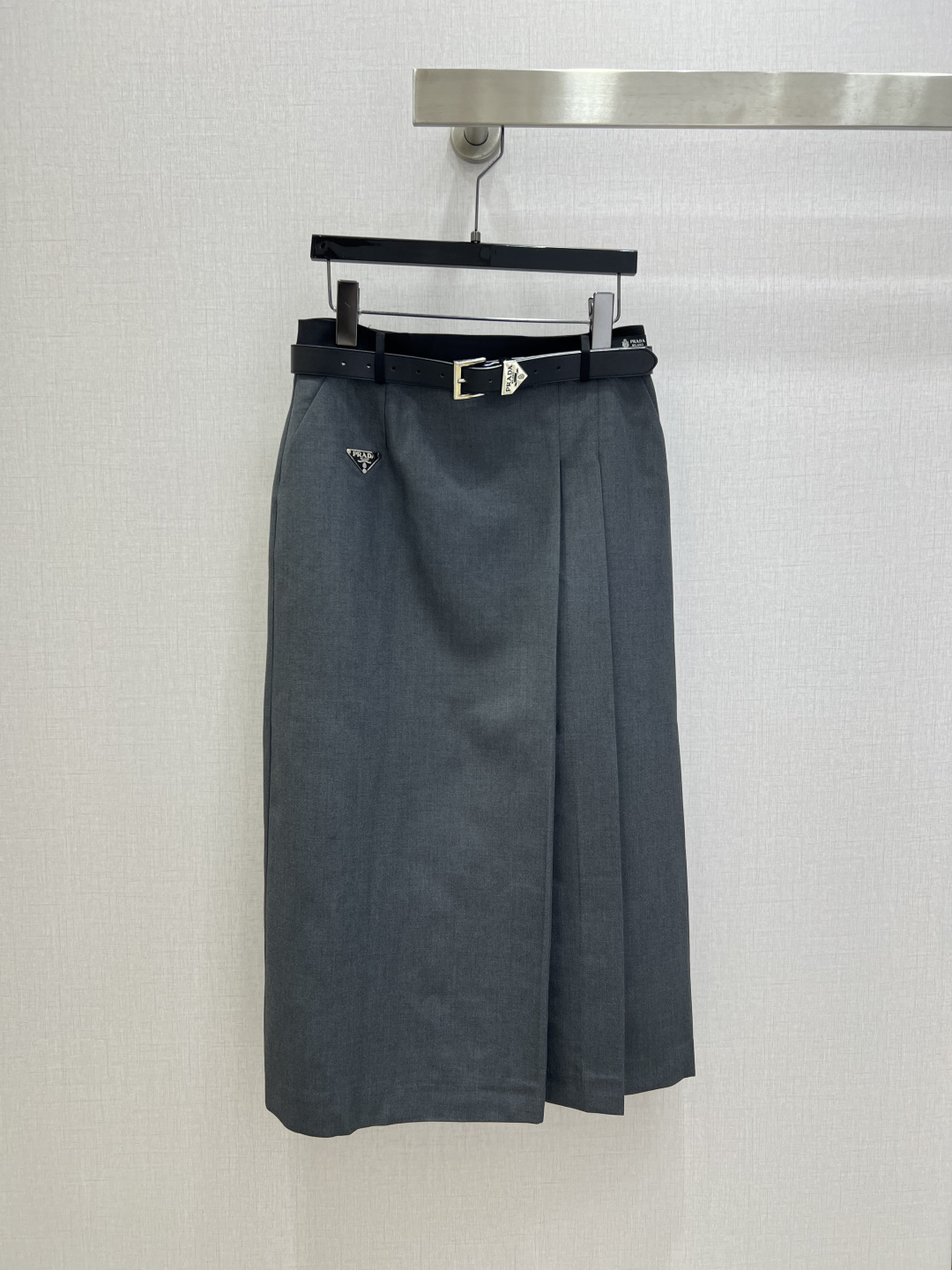 NO:740502,Highly recommended for the early spring of 26, the long skirt is pleated on the side of the belt. It is decorated with triangle marks. It is matched with a customized belt. The pleat design is on the side. The color-blocking decoration on the waistband is exquisite with small letters. The version is slim and versatile. Two colors. SML code. High quality ABC,,skirts,19860909强烈推荐 26早春新款 腰带侧边压褶长半裙 经三角标装饰 搭配定制腰带 侧边做压褶设计 腰头拼色装饰带有字母小标精致十足 版型显瘦百搭 两个色 SML码 高品质ABC,,skirts,,Women's clothing