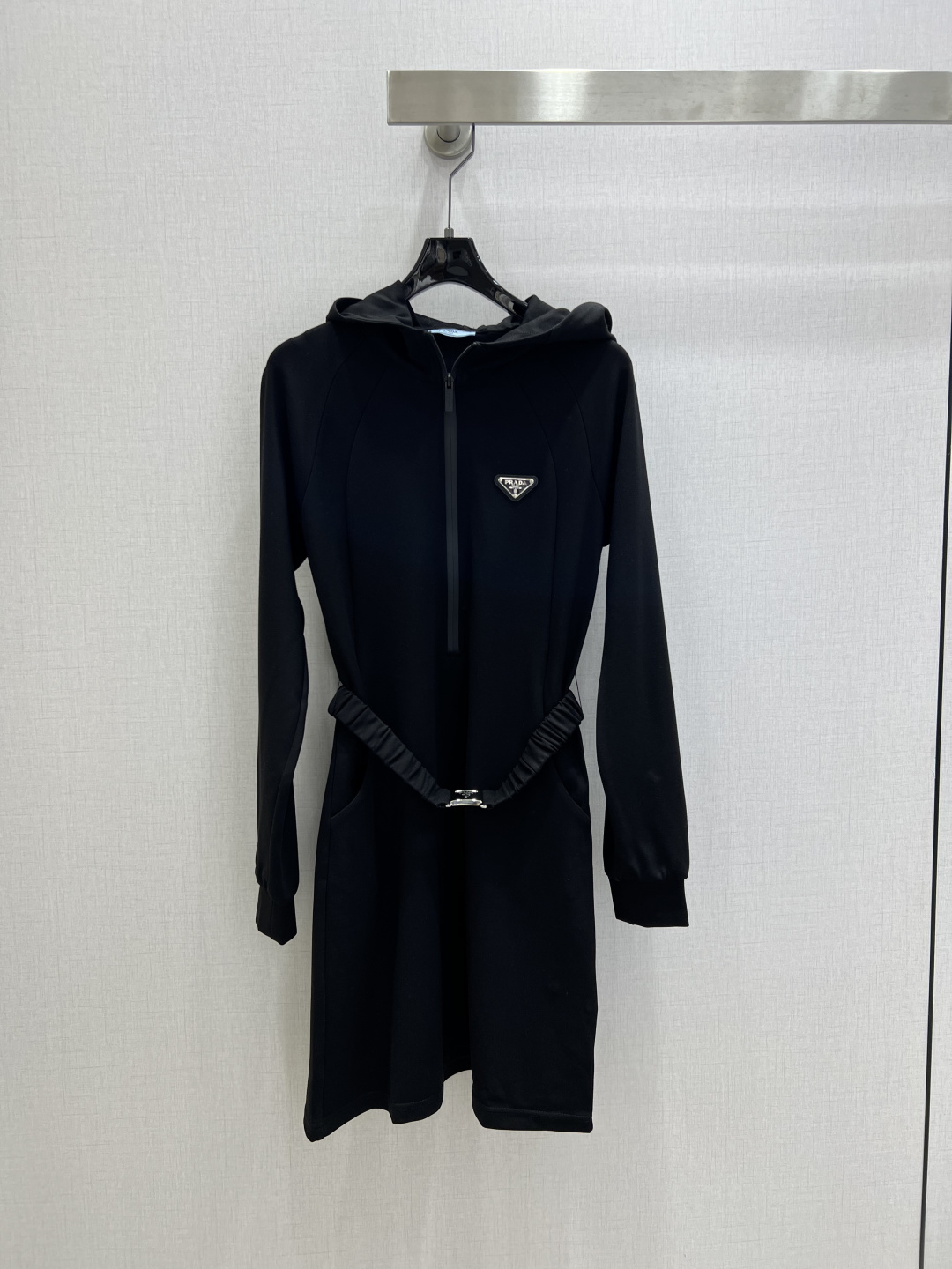 NO:740498,Highly recommended for the early spring of 26, the zipper belt long-sleeved dress has a nice texture, is fashionable and high-end, and the color is super positive. The upper body looks whiter and slimmer. A classic series with its own beauty. You can walk with wind and the upper body is full of aura. The length is just right. One color SML code. High quality ABC,,skirts,19860909强烈推荐 26早春新款 拉链腰带长袖连衣裙 质感很奈斯 时髦又高级 颜色超级正 上身显白又显瘦 自带美感的经典系列 走路都带风上身气场全开 长度恰到好处 一个色 SML码 高品质ABC,,skirts,,Women's clothing