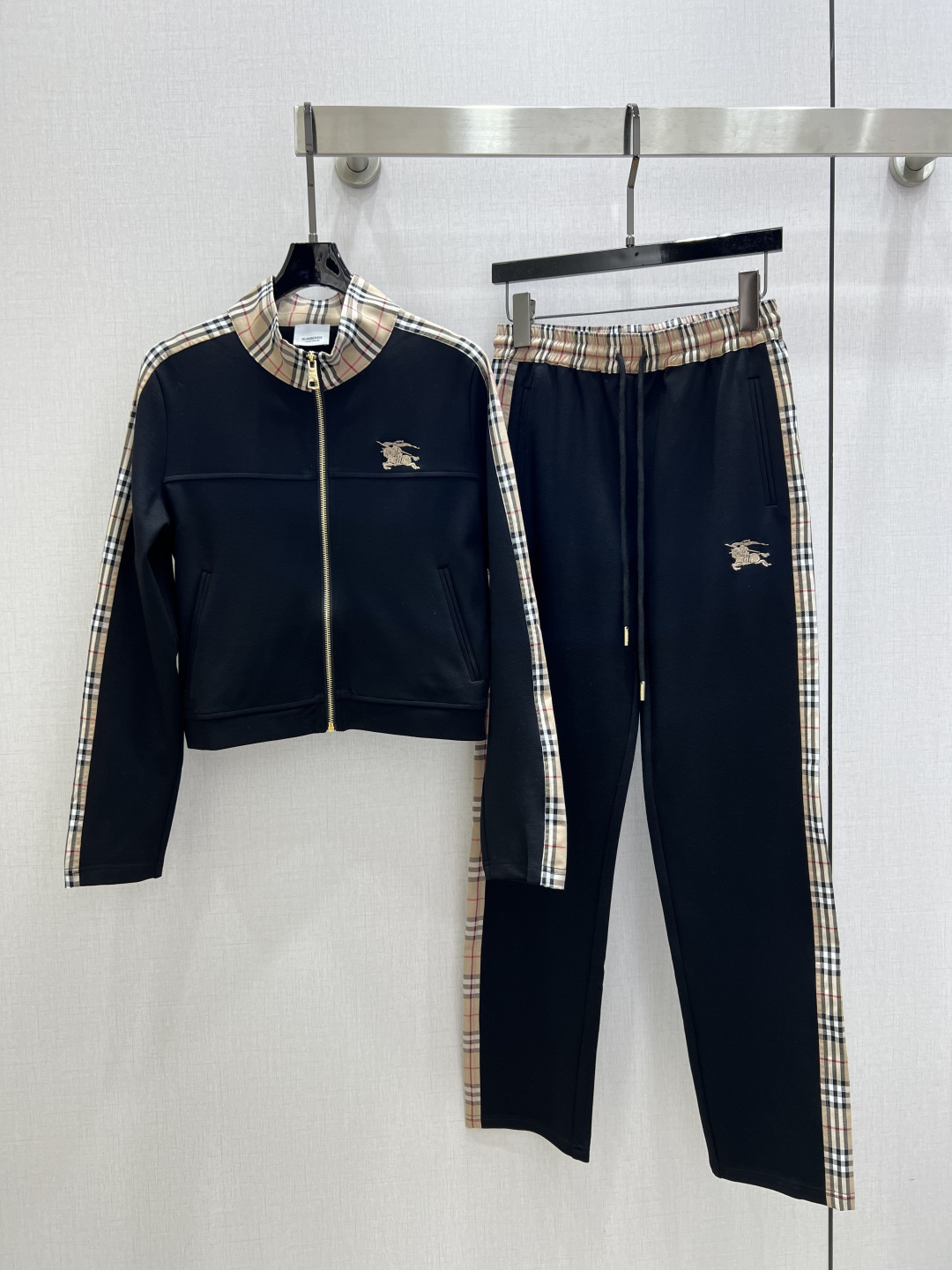 NO:740490,Highly recommended for the early spring of 26, the spliced ​​plaid casual suit is extremely comfortable and there is no reason to refuse it. It has a cool style and is OK for daily commuting, regardless of the occasion. The design is unique, the layering is richer, and the small details are a plus. One color, SML code, high quality ABC,,19860909强烈推荐 26早春新款 拼接格纹休闲套装 舒适度极强 没有理由可以拒绝它.可A可飒的风格,日常通勤穿什么的都是很OK的,不挑场合的.设计独特 层次感更加丰富,满满小细节太加分了 一个色 SML码 高品质ABC,,,Women's clothing