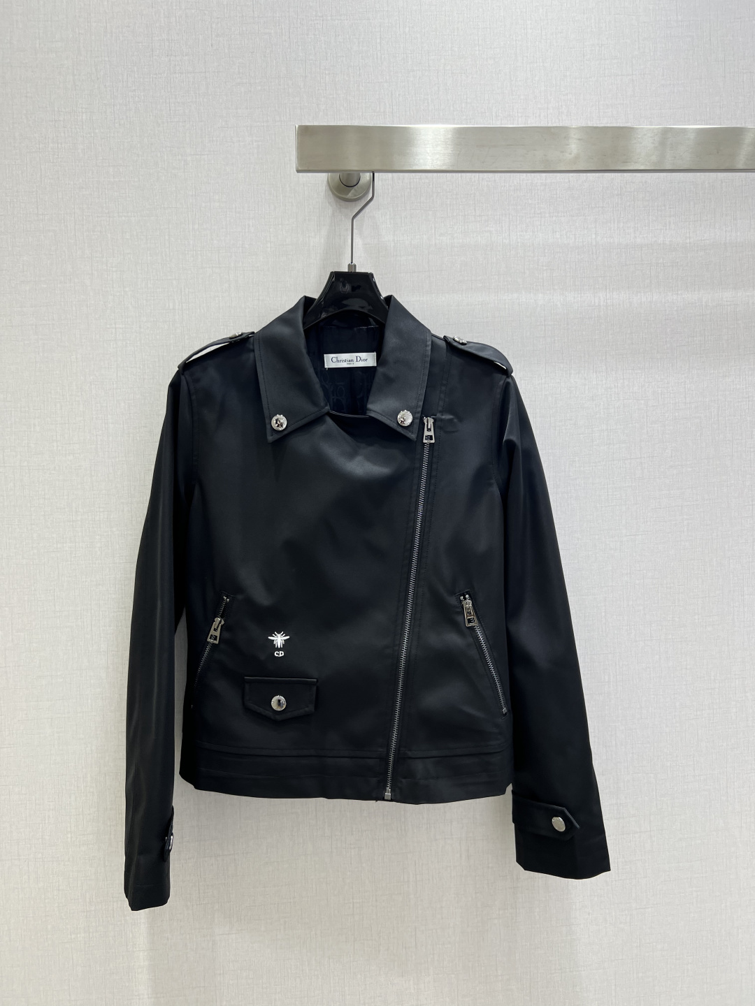 NO:740486,Highly recommended 26 early spring new lapel work jacket. The short design is super tall and very friendly to little people!  Classic pockets, full of retro feel, practical and fashionable. It is super versatile and looks great with jeans or wide-leg pants. You can easily get a cool style and can be worn for daily commuting!  One color SML code high quality ABC,,jeans,jackets & coats,jackets & coats,19860909强烈推荐 26早春新款 翻领工装夹克外套 短款设计超显高,对小个子超友好！经典口袋,复古感满满,实用又时髦.超百搭,随便配牛仔裤or阔腿裤都很出彩,轻松get酷飒风,通勤日常都能穿！一个色 SML码 高品质ABC,,jeans,jackets & coats,jackets & coats,,Women's clothing