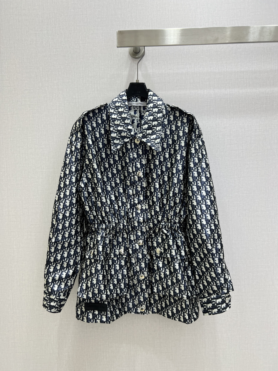 NO:740480,Highly recommended for early spring 26, the presbyopic lapel waisted jacket is full of retro feel, practical and fashionable. It is super versatile and looks great with jeans or wide-leg pants. You can easily get a cool style and can be worn for daily commuting!  One color SML code High quality ABC,,jeans,jackets & coats,19860909强烈推荐 26早春新款 老花翻领收腰外套 复古感满满,实用又时髦.超百搭,随便配牛仔裤or阔腿裤都很出彩,轻松get酷飒风,通勤日常都能穿！一个色 SML码 高品质ABC,,jeans,jackets & coats,,Women's clothing