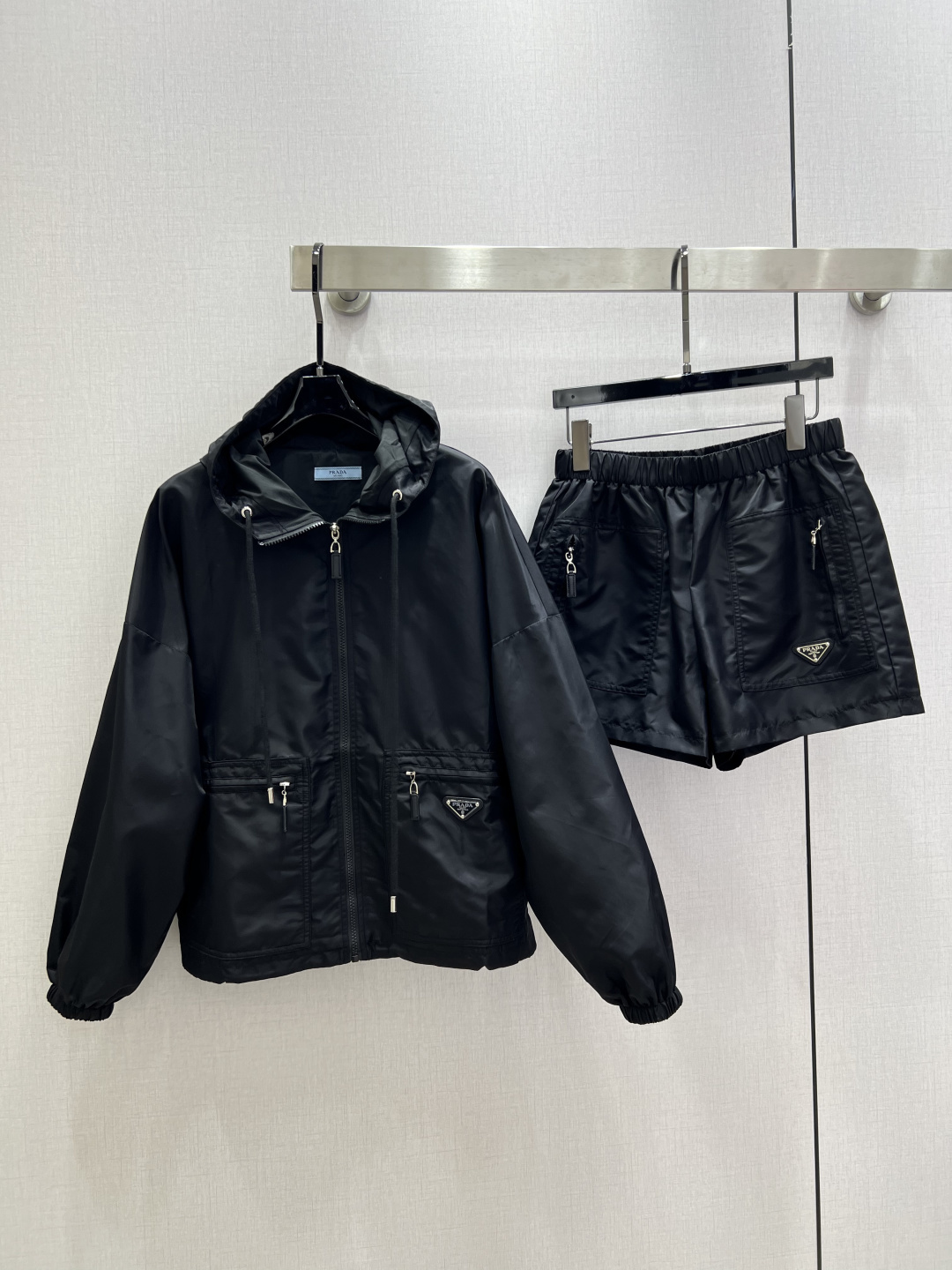 NO:740474,Highly recommended 26 early spring new hooded work shorts suit. Ultra-light fabric. Special material with texture. Pays great attention to every small detail. Just the right sense of high-end. Three-dimensional tailoring makes the upper body of the garment more refined and western. The real thing is amazing!  Two colors SML code high quality ABC,,shorts,hats,19860909强烈推荐 26早春新款 连帽工装短裤套装 超轻薄面料 特殊材质有肌理感 每个小细节都非常注重 恰到好处的高级感 立体剪裁 让成衣上身更为精致洋气 实物太赞啦！两个色 SML码 高品质ABC,,shorts,hats,,Women's clothing