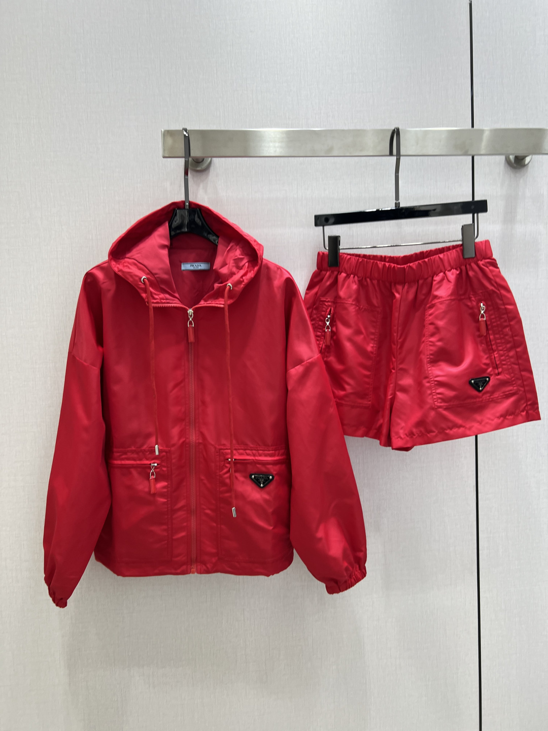 NO:740468,Highly recommended 26 early spring new hooded work shorts suit. Ultra-light fabric. Special material with texture. Pays great attention to every small detail. Just the right sense of high-end. Three-dimensional tailoring makes the upper body of the garment more refined and western. The real thing is amazing!  Two colors SML code high quality ABC,,shorts,hats,19860909强烈推荐 26早春新款 连帽工装短裤套装 超轻薄面料 特殊材质有肌理感 每个小细节都非常注重 恰到好处的高级感 立体剪裁 让成衣上身更为精致洋气 实物太赞啦！两个色 SML码 高品质ABC,,shorts,hats,,Women's clothing