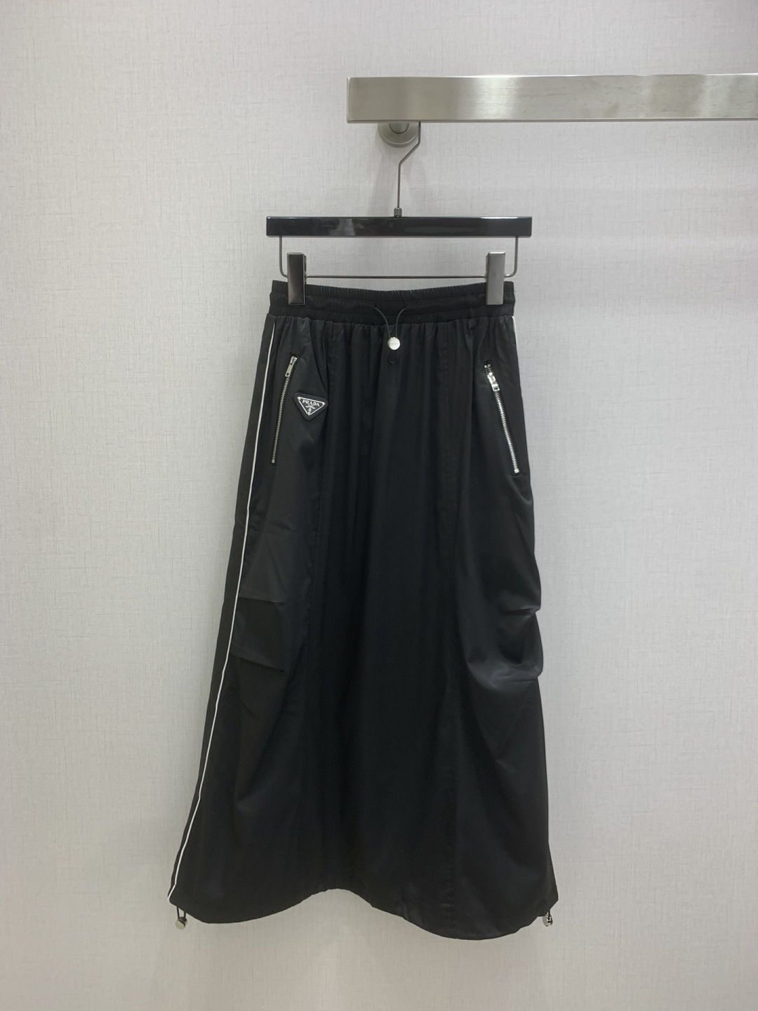 NO:749567,Highly recommended 26 early spring new workwear long skirt, casual elastic waist design, zipper pockets, drawstring adjustment next time, triangular logo, loose, casual and versatile, two colors SML code, high quality ABC,,skirts,19860909强烈推荐 26早春新款 工装长半裙,休闲松紧腰设计,拉链口袋,下次抽绳调节,钉三角标,版型宽松休闲百搭,两个色 SML码 高品质ABC,,skirts,,Women's clothing