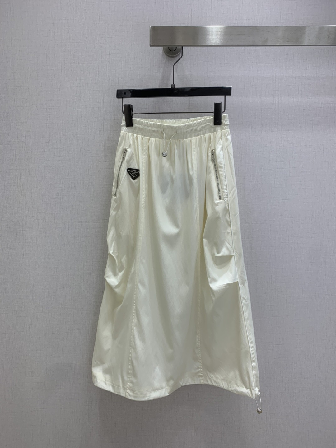 NO:749573,Highly recommended 26 early spring new workwear long skirt, casual elastic waist design, zipper pockets, drawstring adjustment next time, triangular logo, loose, casual and versatile, two colors SML code, high quality ABC,,skirts,19860909强烈推荐 26早春新款 工装长半裙,休闲松紧腰设计,拉链口袋,下次抽绳调节,钉三角标,版型宽松休闲百搭,两个色 SML码 高品质ABC,,skirts,,Women's clothing