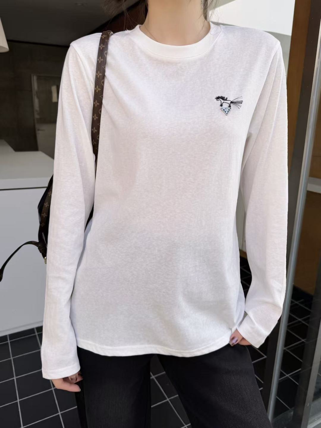 NO:749583,The set of upper body pictures includes,,19860909上身图 一套有,,,Women's clothing