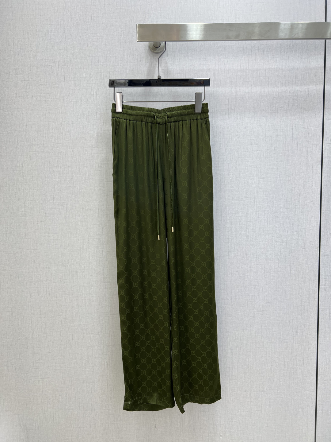 NO:749588,Highly recommended for 26 early spring new style, jacquard lapel long-sleeved shirt, jacquard drawstring wide-leg trousers, separate batches, retro and fashionable, low-key temperament and luxurious and high-end!  The styles are versatile and not picky, customized technical fabrics, workmanship quality depends on the details. Bai Fumei is a must-have!  Two colors SML code high quality, shirts,19860909强烈推荐 26早春新款 提花翻领长袖衬衫提花抽绳阔腿长裤 分开批 复古时髦 低调气质又奢华高级！版型百搭不挑人,定制科技面料 做工品质看细节.白富美必入！两个色 SML码 高品,,shirts,,Women's clothing