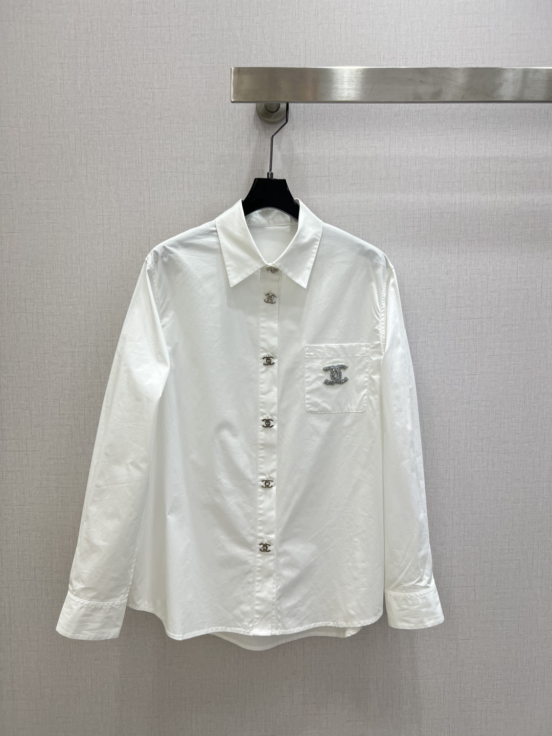 NO:749585,Highly recommended 26 early spring new style embroidered pocket hardware shirt, casual and fashionable, embroidery design highlights brand charm, soft and comfortable fabric, simple design, workmanship depends on the details, one color SML code, high quality ABC, shirts,19860909强烈推荐 26早春新款 绣品口袋五金衬衫 休闲时尚 刺绣设计彰显品牌魅力 布料柔软舒适 简约设计感 做工看细节 一个色 SML码 高品质ABC,,shirts,,Women's clothing