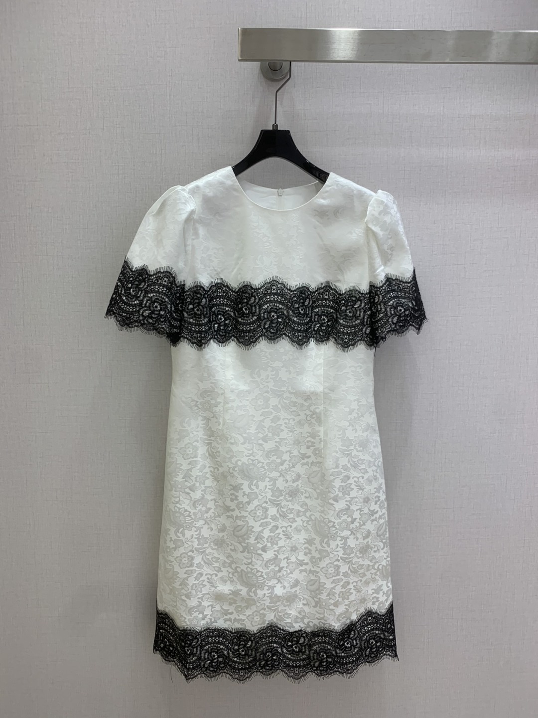 NO:751298,Highly recommended for the early spring of 26, the new water-soluble lace color-blocked dress is low-key at first glance and stunning when you take a closer look. It is super beautiful and a beautiful fairy. It remains elegant and stable and can hold up to various occasions. It is comfortable and easy to wear. Very versatile. One color, SMLXL code, high quality ABC,,skirts,19860909强烈推荐 26早春新款 水溶蕾丝拼色连衣裙 一眼低调 细看惊艳的一款 超好看 唯美仙女 保持优雅稳重能hold住各种场合 舒适好穿 非常百搭 一个色 SMLXL码 高品质ABC,,skirts,,Women's clothing