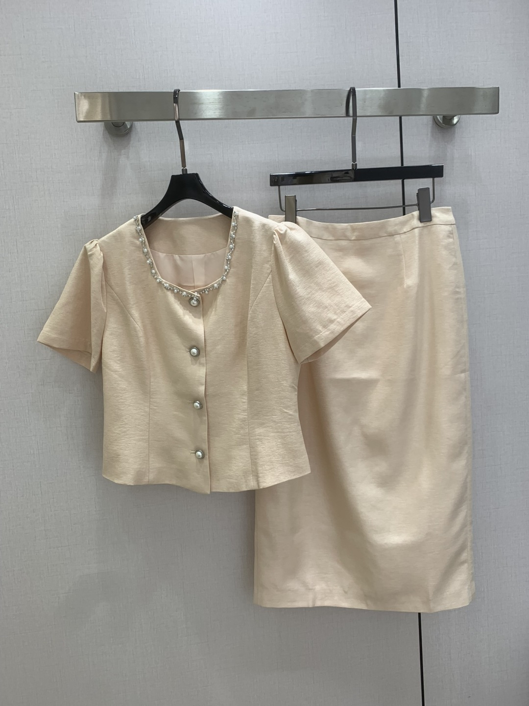 NO:751286,Highly recommended for the early spring of 26, the long skirt suit with bound square collar is classic and stylish. It has its own aura. The texture of the fabric is very nice. It is fashionable and high-end. The color is super positive. The upper body is white and slim. It has a cool and handsome series. The upper body is full of aura when walking. The length is just right. Easy to control. Two colors. SMLXL code. High quality ABC,,skirts,19860909强烈推荐 26早春新款 捆边方领长半裙套装 经典又有型 自带气场 面料质感很奈斯 时髦又高级 颜色超级正 上身显白又显瘦 自带酷帅感的系列 走路都带风上身气场全开 长度恰到好处 轻松驾驭 两个色 SMLXL码 高品质ABC,,skirts,,Women's clothing