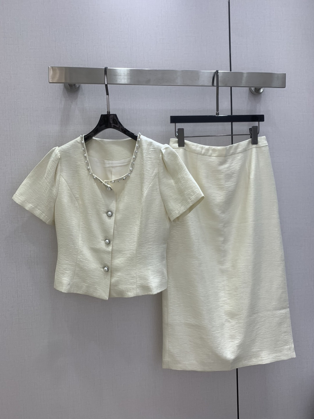 NO:751276,Highly recommended for the early spring of 26, the long skirt suit with bound square collar is classic and stylish. It has its own aura. The texture of the fabric is very nice. It is fashionable and high-end. The color is super positive. The upper body is white and slim. It has a cool and handsome series. The upper body is full of aura when walking. The length is just right. Easy to control. Two colors. SMLXL code. High quality ABC,,skirts,19860909强烈推荐 26早春新款 捆边方领长半裙套装 经典又有型 自带气场 面料质感很奈斯 时髦又高级 颜色超级正 上身显白又显瘦 自带酷帅感的系列 走路都带风上身气场全开 长度恰到好处 轻松驾驭 两个色 SMLXL码 高品质ABC,,skirts,,Women's clothing