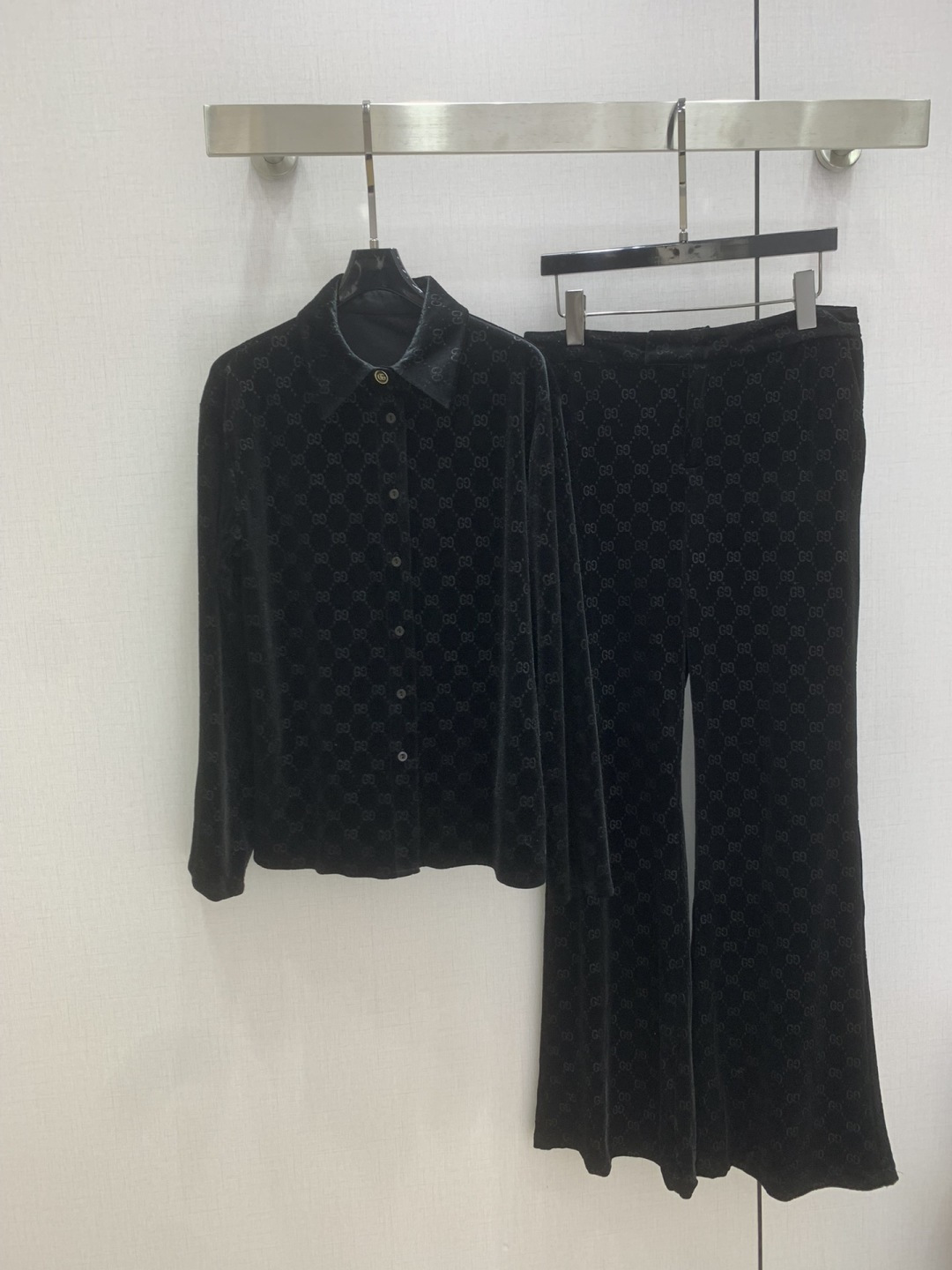 NO:751256,Highly recommended for the early spring of 26, the new jacquard velvet suit is coming. Customized velvet fabric, retro and fashionable. It meets the dual needs of comfort and fashion and can be integrated into every daily dressing scene. The playful and age-reducing design elements echo the vitality. Two colors, SMLXL code, high quality ABC,,19860909强烈推荐 26早春新款 提花丝绒套装 爆款来袭 定制丝绒面料 复古时髦 贴合舒适与时髦的双需求能融入每个日常的穿搭场景中.俏皮减龄充满元气的设计元素相呼应.两个色 SMLXL码 高品质ABC,,,Women's clothing