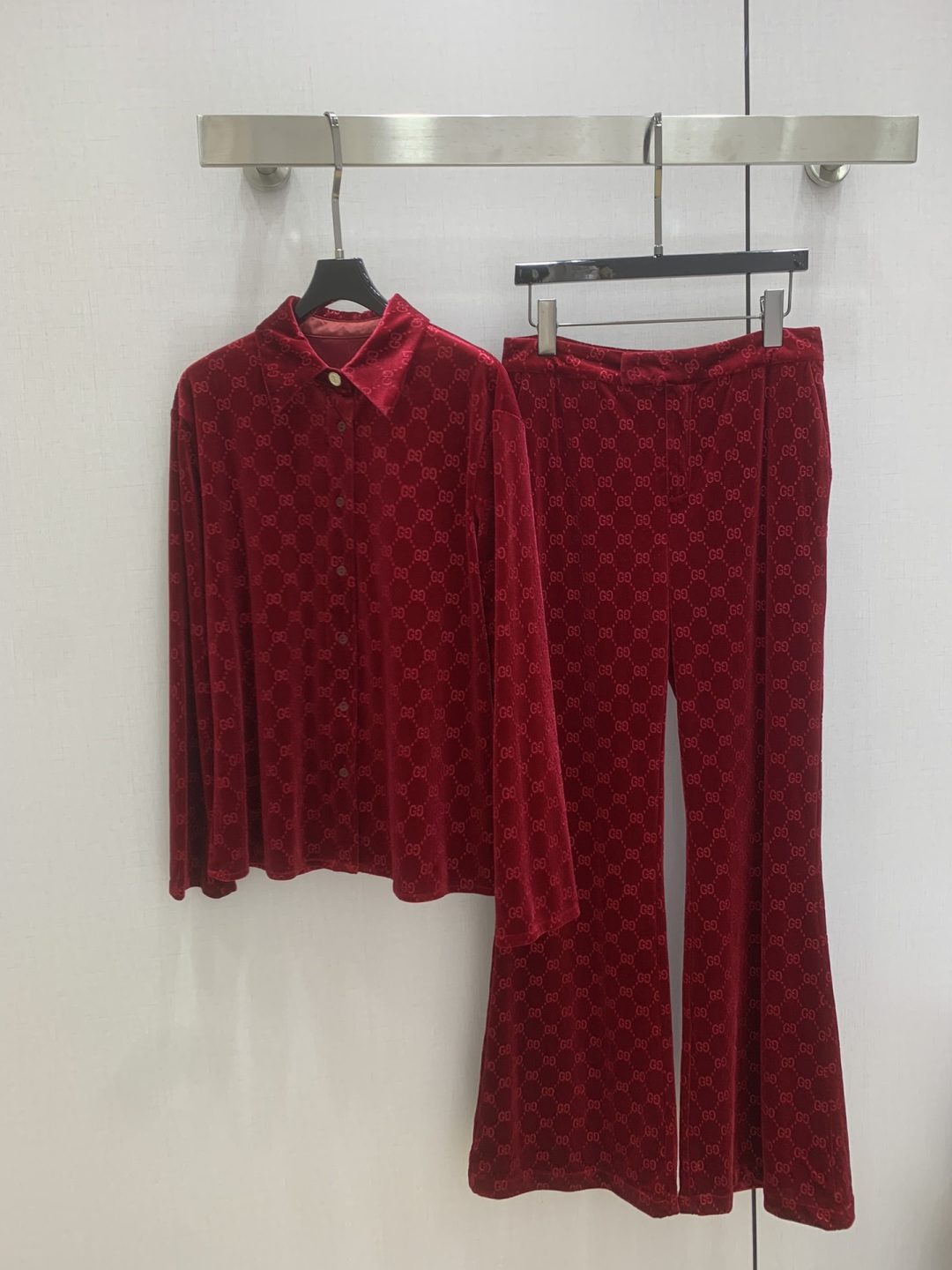 NO:751300,Highly recommended for the early spring of 26, the new jacquard velvet suit is coming. Customized velvet fabric, retro and fashionable. It meets the dual needs of comfort and fashion and can be integrated into every daily dressing scene. The playful and age-reducing design elements echo the vitality. Two colors, SMLXL code, high quality ABC,,19860909强烈推荐 26早春新款 提花丝绒套装 爆款来袭 定制丝绒面料 复古时髦 贴合舒适与时髦的双需求能融入每个日常的穿搭场景中.俏皮减龄充满元气的设计元素相呼应.两个色 SMLXL码 高品质ABC,,,Women's clothing