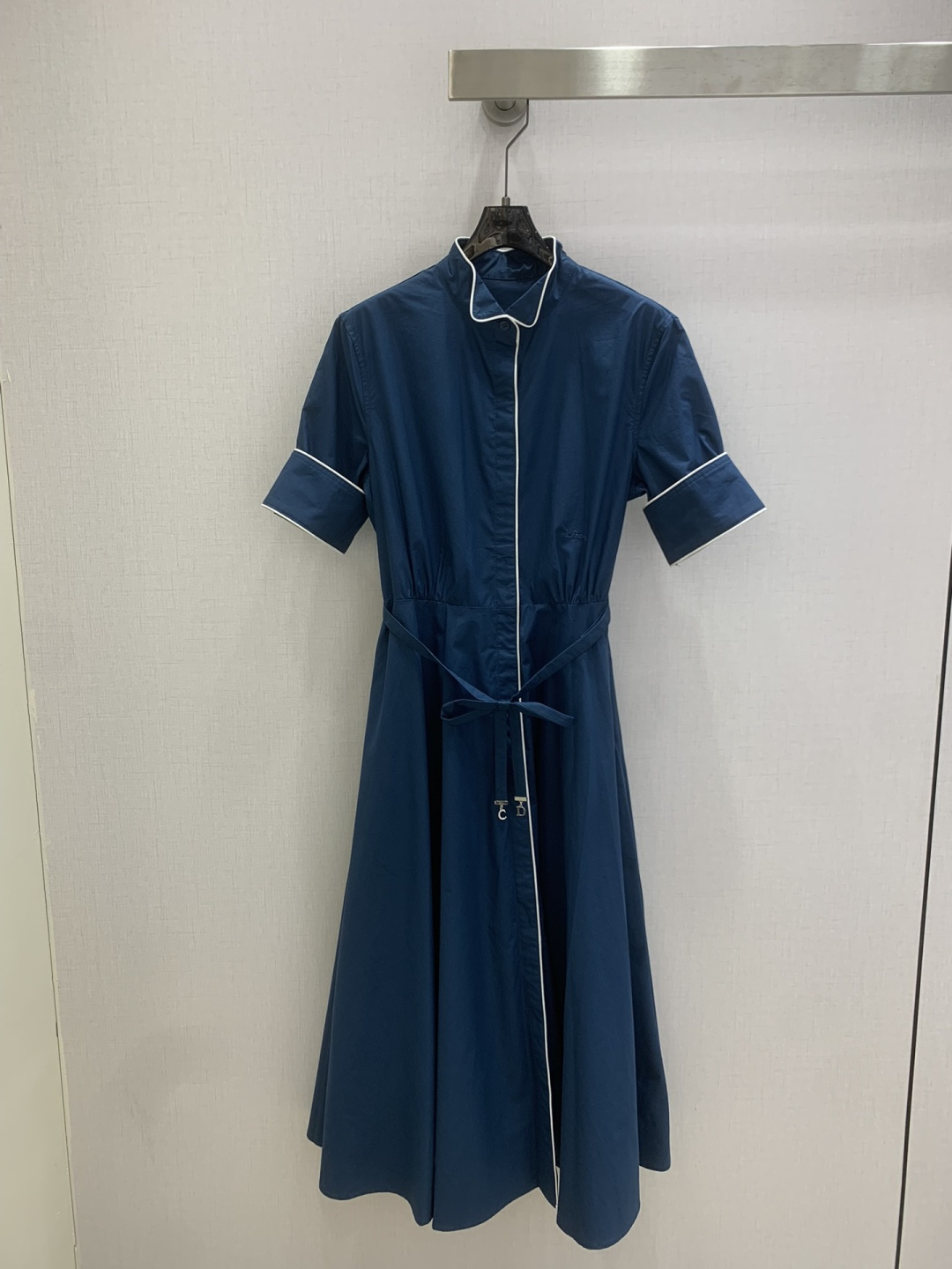 NO:751287,Highly recommended 26 early spring new style stand-up collar and belt dress. Low-key luxury three-dimensional tailoring. Streamlined line design. Noble and elegant yet full of gentle and intellectual temperament. Imported special materials. You will be amazed when you receive it. The texture of the customized fabric is amazing!  One color SMLXL code, high quality ABC,,skirts,19860909强烈推荐 26早春新款 立领腰带连衣裙 低调奢华立体剪裁 精简线条感设计 高贵典雅又尽显温柔知性的气质 进口特殊材质 收到手会很惊艳 定制面料质感超赞！一个色 SMLXL码 高品质ABC,,skirts,,Women's clothing