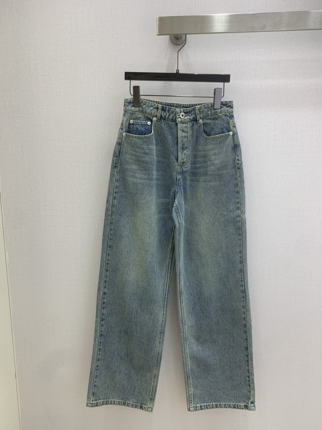 NO:751273,Highly recommended 26 early spring new denim straight trousers. High-end production ~ super fashionable new denim denim. The fermentation-washed personalized color tone is cool and sassy on the upper body. It is made of customized high-quality twill cotton washed denim fabric. The texture is fine and the cotton feels natural. It is muscular yet soft. The fermentation-washed color is a classic color that is not picky. It is super beautiful!  The details and workmanship are super good, new products are in stock, unboxed and available for grabs, two colors, SMLXL code, high quality ABC,,19860909强烈推荐 26早春新款 牛仔直筒长裤 高版出品~超时髦新款丹宁牛仔 酵洗个性色调上身又酷又飒爽 采用定制高品质斜纹棉质水洗牛仔面料,纹理细腻,棉感自然,既有筋骨感又不失柔软,酵洗色不挑人的经典色,超级漂亮！细节做工超级好,新品现货开箱开抢 两个色 SMLXL码 高品质ABC,,,Women's clothing