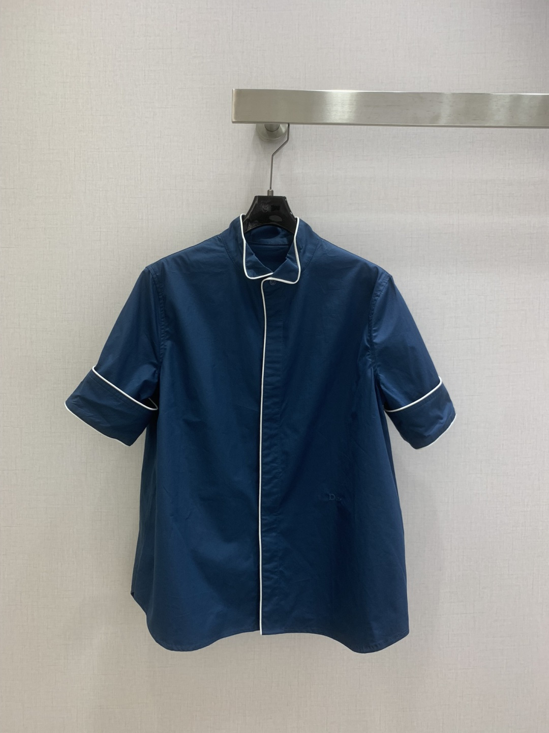 NO:751267,Highly recommended 26 early spring new model, stand-up collar short-sleeved top, low-key luxury three-dimensional tailoring, streamlined line design, noble and elegant yet full of gentle and intellectual temperament. Imported special materials will be amazing when you receive it. Customized fabric texture is amazing!  Two colors, SMLXL code, high quality ABC, T-shirt,19860909强烈推荐 26早春新款 立领短袖上衣 低调奢华立体剪裁 精简线条感设计 高贵典雅又尽显温柔知性的气质 进口特殊材质 收到手会很惊艳 定制面料质感超赞！两个色 SMLXL码 高品质ABC,,T-shirt,,Women's clothing