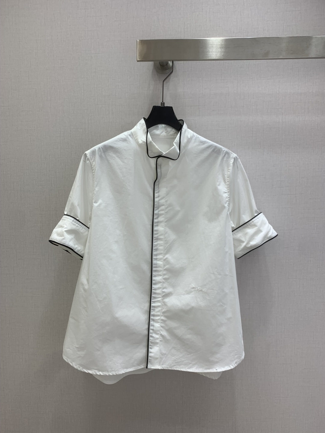 NO:751257,Highly recommended 26 early spring new model, stand-up collar short-sleeved top, low-key luxury three-dimensional tailoring, streamlined line design, noble and elegant yet full of gentle and intellectual temperament. Imported special materials will be amazing when you receive it. Customized fabric texture is amazing!  Two colors, SMLXL code, high quality ABC, T-shirt,19860909强烈推荐 26早春新款 立领短袖上衣 低调奢华立体剪裁 精简线条感设计 高贵典雅又尽显温柔知性的气质 进口特殊材质 收到手会很惊艳 定制面料质感超赞！两个色 SMLXL码 高品质ABC,,T-shirt,,Women's clothing