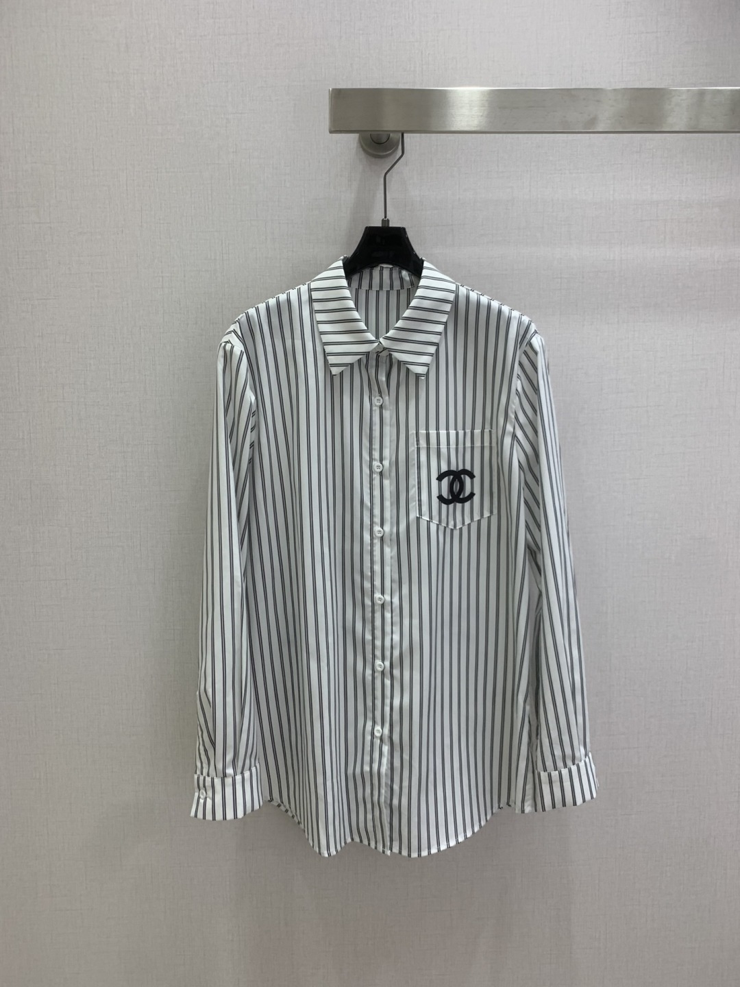 NO:751351,Highly recommended 26 early spring new striped double C shirt. Low-key luxury three-dimensional tailoring. Streamlined line design. Noble and elegant yet full of gentle and intellectual temperament. Imported special materials. You will be amazed when you receive it. The texture of the customized fabric is amazing!  Two colors SML code high quality ABC, shirts,19860909强烈推荐 26早春新款 条纹双C衬衫 低调奢华立体剪裁 精简线条感设计 高贵典雅又尽显温柔知性的气质 进口特殊材质 收到手会很惊艳 定制面料质感超赞！两个色 SML码 高品质ABC,,shirts,,Women's clothing