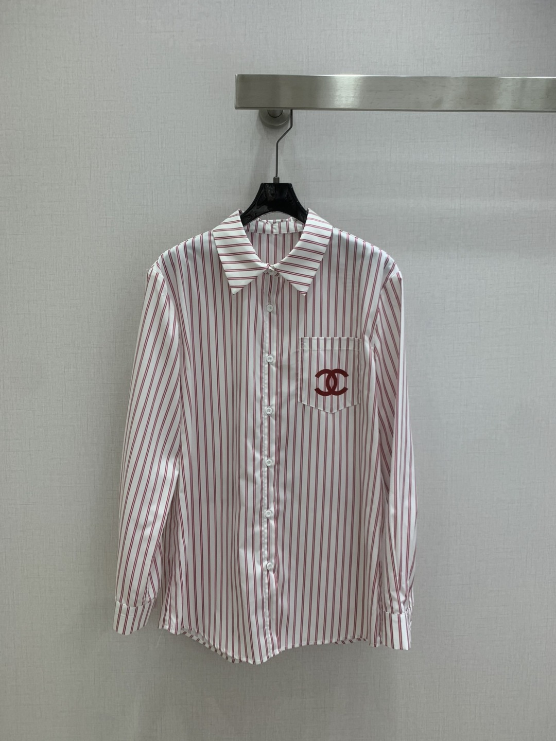 NO:751341,Highly recommended 26 early spring new striped double C shirt. Low-key luxury three-dimensional tailoring. Streamlined line design. Noble and elegant yet full of gentle and intellectual temperament. Imported special materials. You will be amazed when you receive it. The texture of the customized fabric is amazing!  Two colors SML code high quality ABC, shirts,19860909强烈推荐 26早春新款 条纹双C衬衫 低调奢华立体剪裁 精简线条感设计 高贵典雅又尽显温柔知性的气质 进口特殊材质 收到手会很惊艳 定制面料质感超赞！两个色 SML码 高品质ABC,,shirts,,Women's clothing