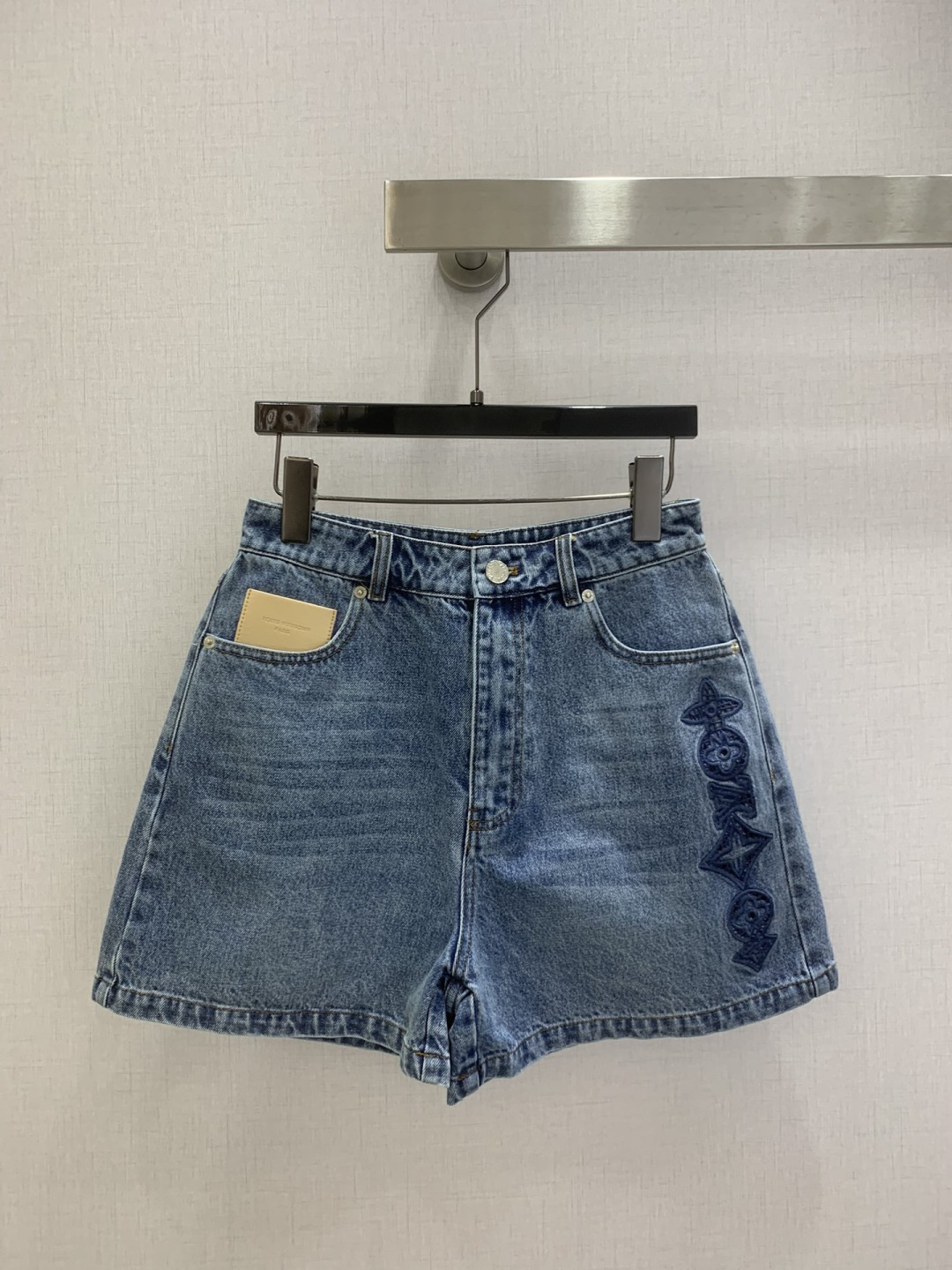 NO:751330,Highly recommended 26 early spring new embroidered denim shorts. High-end production ~ super fashionable new denim denim. The fermentation-washed personalized color tone is cool and sassy on the upper body. It is made of customized high-quality twill cotton washed denim fabric. The texture is fine and the cotton feels natural. It is muscular yet soft. The fermentation-washed color is a classic color that is not picky. It is super beautiful!  The details and workmanship are super good, new products are in stock and available for grabs, one color SML code, high quality ABC, shorts,19860909强烈推荐 26早春新款 刺绣牛仔短裤 高版出品~超时髦新款丹宁牛仔 酵洗个性色调上身又酷又飒爽 采用定制高品质斜纹棉质水洗牛仔面料,纹理细腻,棉感自然,既有筋骨感又不失柔软,酵洗色不挑人的经典色,超级漂亮！细节做工超级好,新品现货开箱开抢 一个色 SML码 高品质ABC,,shorts,,Women's clothing