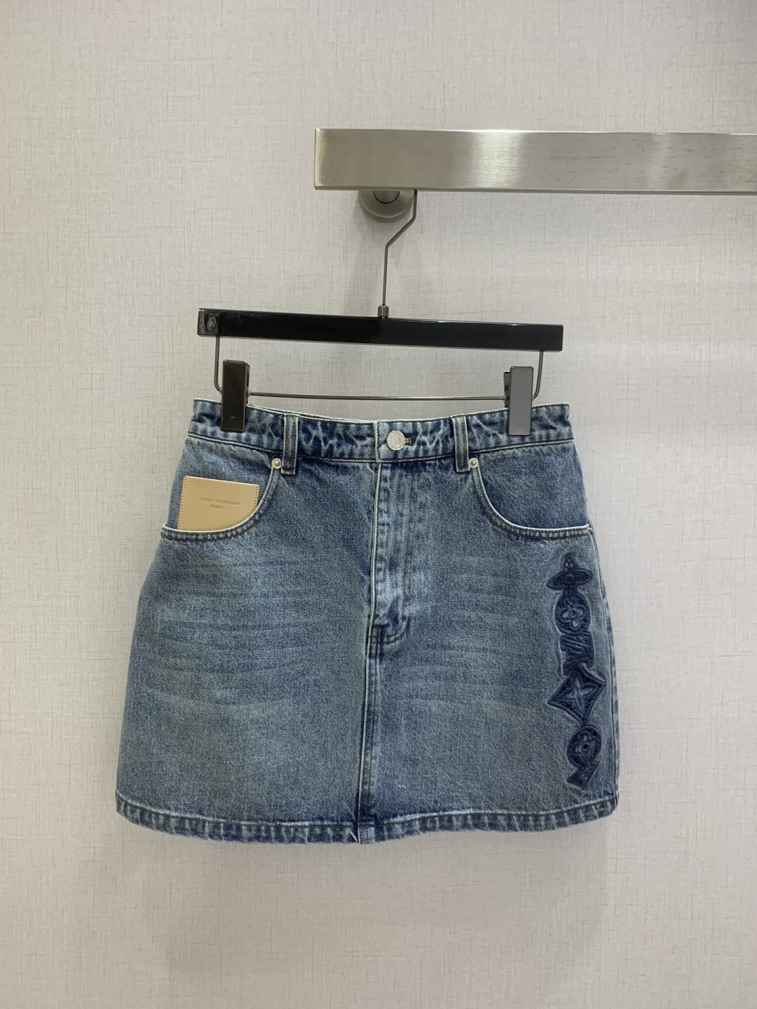 NO:751316,Highly recommended 26 early spring new embroidered leather brand denim skirt, high-end production ~ super fashionable new denim denim, fermentation washed personalized color upper body, cool and sassy. Made of customized high-quality twill cotton washed denim fabric, fine texture, natural cotton feel, both muscular and soft, fermentation washed color is not picky, classic color, super beautiful!  The details and workmanship are super good, new products are in stock, unboxing and grabbing, one color SML code, high quality ABC,,skirts,19860909强烈推荐 26早春新款 刺绣皮牌牛仔半裙 高版出品~超时髦新款丹宁牛仔 酵洗个性色调上身又酷又飒爽 采用定制高品质斜纹棉质水洗牛仔面料,纹理细腻,棉感自然,既有筋骨感又不失柔软,酵洗色不挑人的经典色,超级漂亮！细节做工超级好,新品现货开箱开抢 一个色 SML码 高品质ABC,,skirts,,Women's clothing