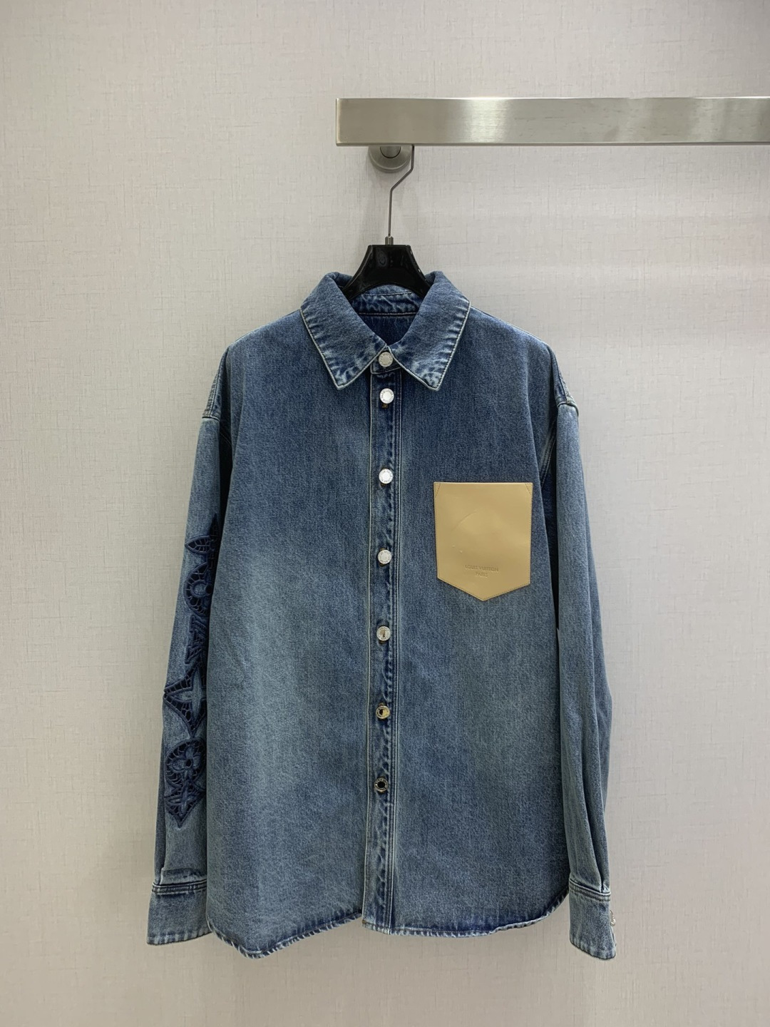 NO:751326,Highly recommended 26 early spring new embroidered leather brand lapel denim shirt. High-end production ~ super fashionable new denim denim. The fermentation washed personalized color upper body is cool and sassy. It is made of customized high-quality twill cotton washed denim fabric. The texture is fine and the cotton feel is natural. It is muscular yet soft. The fermentation washed color is a classic color that is not picky. It is super beautiful!  The details and workmanship are super good, new products are in stock, unboxing and grabbing, one color SML code, high quality ABC, shirts,19860909强烈推荐 26早春新款 刺绣皮牌翻领牛仔衬衫 高版出品~超时髦新款丹宁牛仔 酵洗个性色调上身又酷又飒爽 采用定制高品质斜纹棉质水洗牛仔面料,纹理细腻,棉感自然,既有筋骨感又不失柔软,酵洗色不挑人的经典色,超级漂亮！细节做工超级好,新品现货开箱开抢 一个色 SML码 高品质ABC,,shirts,,Women's clothing