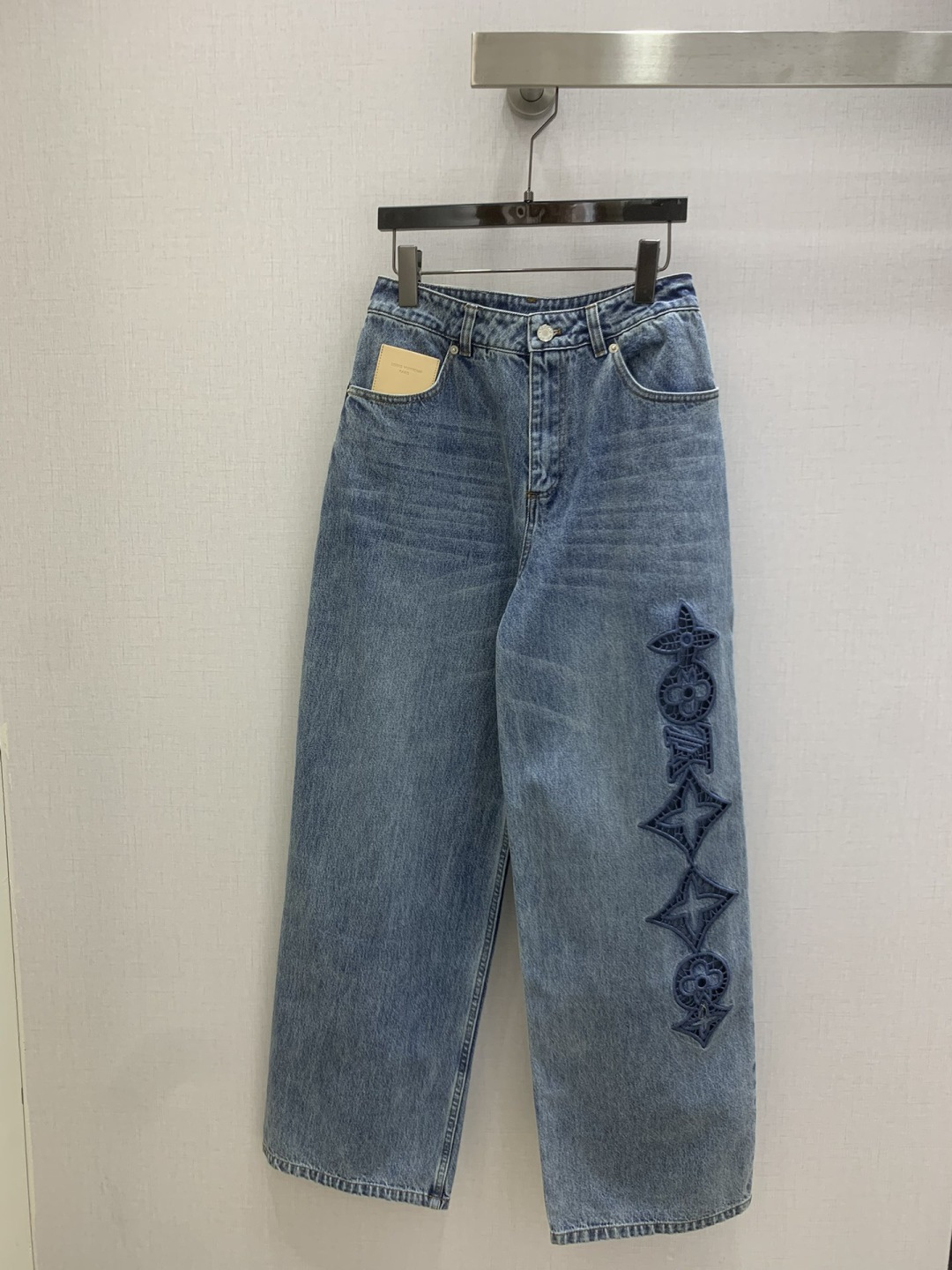 NO:751311,Highly recommended 26 early spring new style embroidered hollow denim trousers. High-end production ~ super fashionable new denim denim. The fermentation-washed personalized color upper body is cool and sassy. It is made of customized high-quality twill cotton washed denim fabric. The texture is fine and the cotton feels natural. It is muscular yet soft. The fermentation-washed color is a classic color that is not picky. It is super beautiful!  The details and workmanship are super good, new products are in stock, unboxing and grabbing, one color SML code, high quality ABC,,19860909强烈推荐 26早春新款 刺绣镂空牛仔长裤 高版出品~超时髦新款丹宁牛仔 酵洗个性色调上身又酷又飒爽 采用定制高品质斜纹棉质水洗牛仔面料,纹理细腻,棉感自然,既有筋骨感又不失柔软,酵洗色不挑人的经典色,超级漂亮！细节做工超级好,新品现货开箱开抢 一个色 SML码 高品质ABC,,,Women's clothing